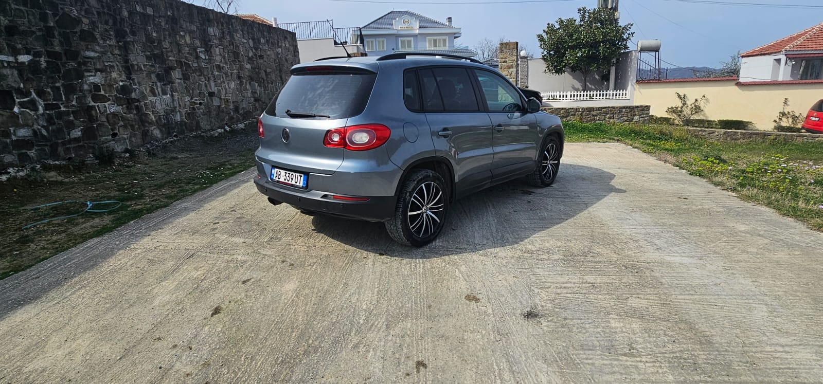 Volkswagen Tiguan - side view