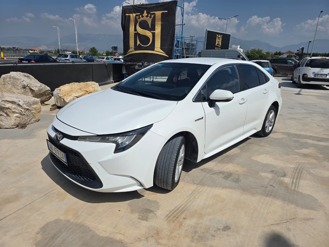 Toyota Avalon Hybrid RentX Albania