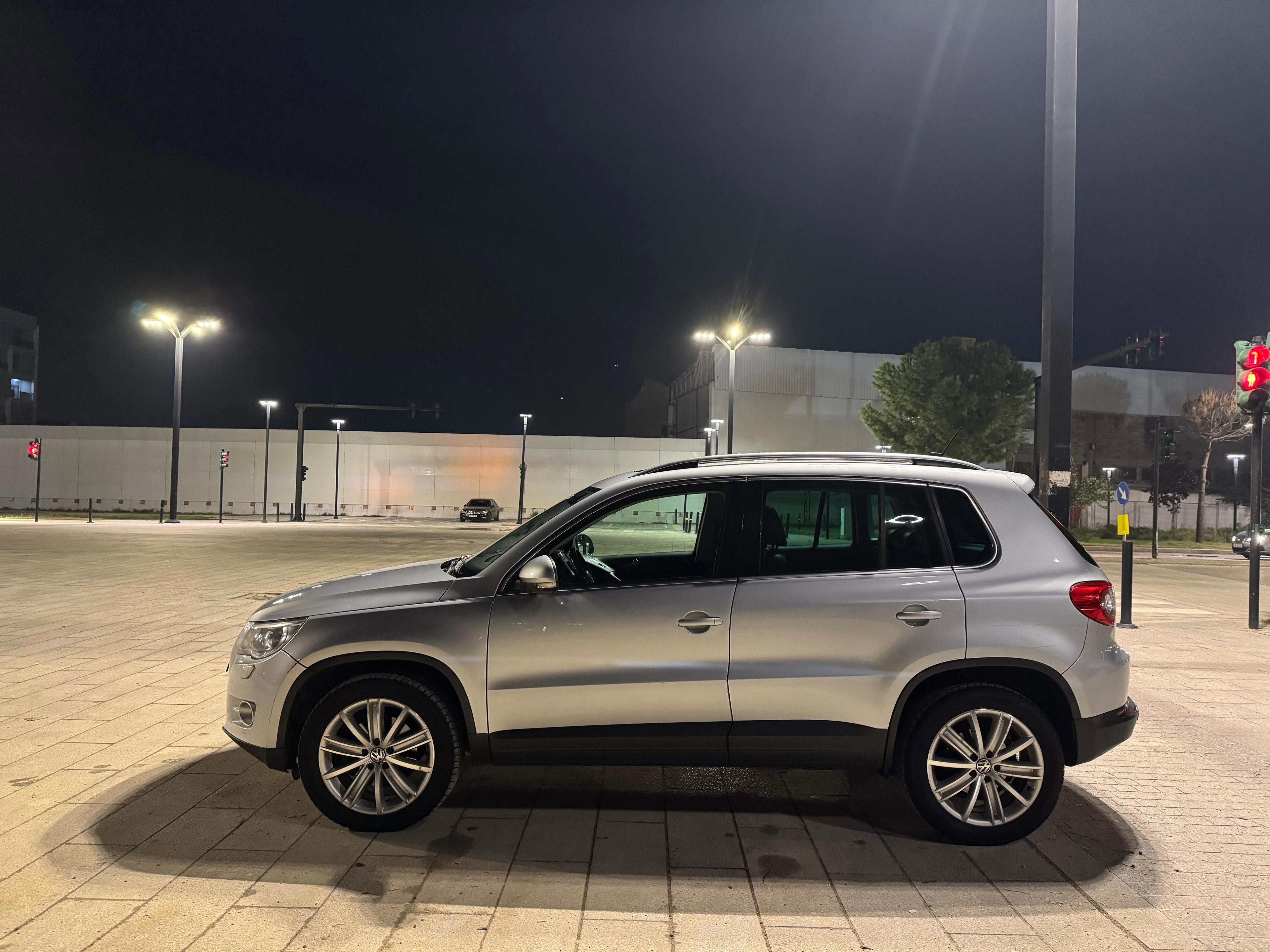 Volkswagen Tiguan - side view