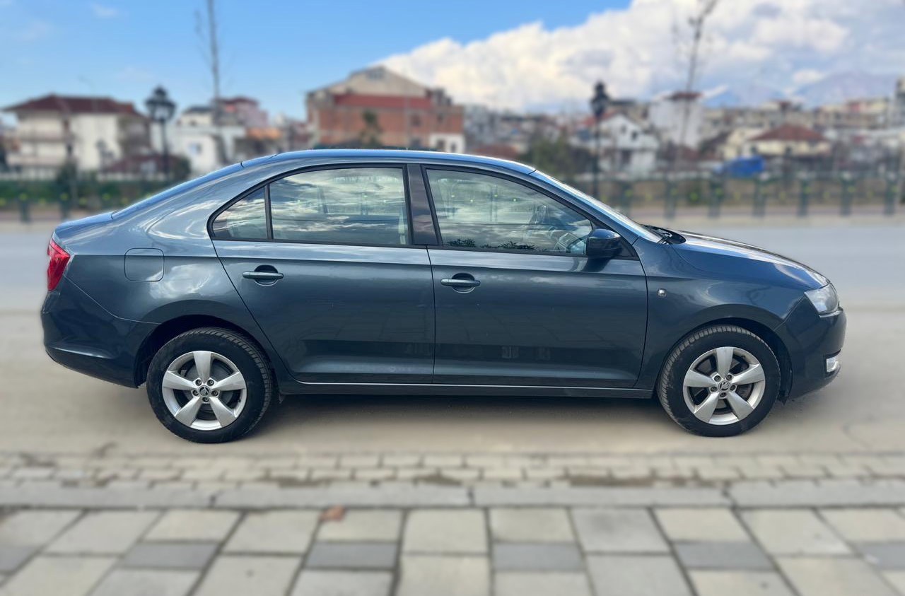 Skoda Octavia - side view