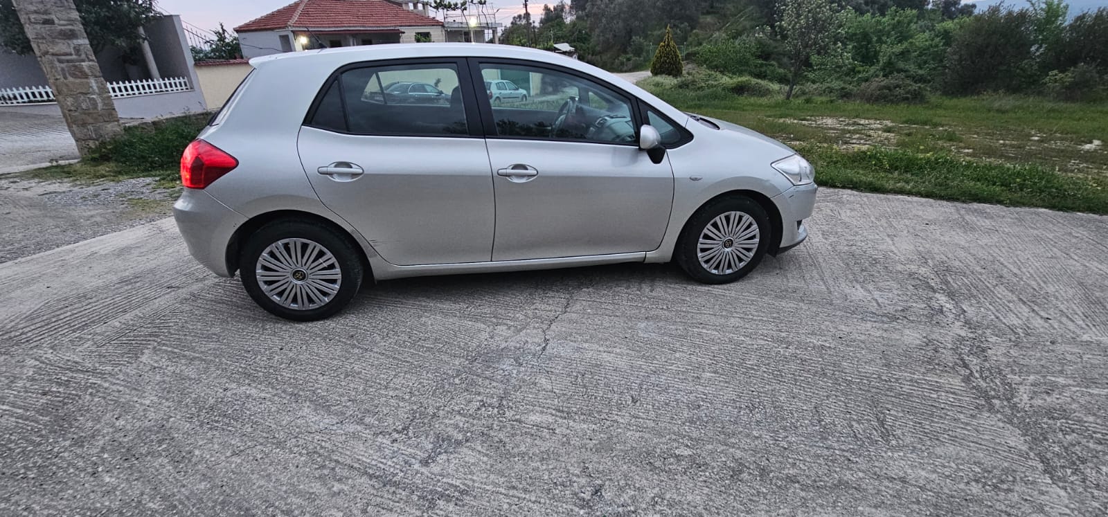 Toyota Auris - side view