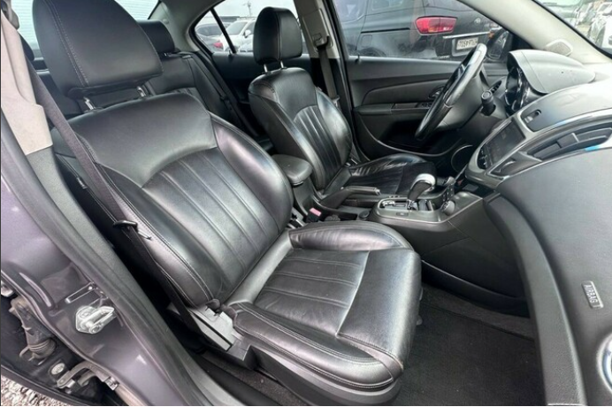 Chevrolet Cruze - side view