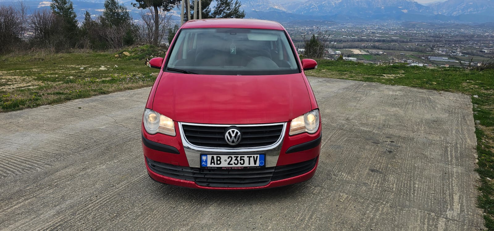 Volkswagen Touran - main photo