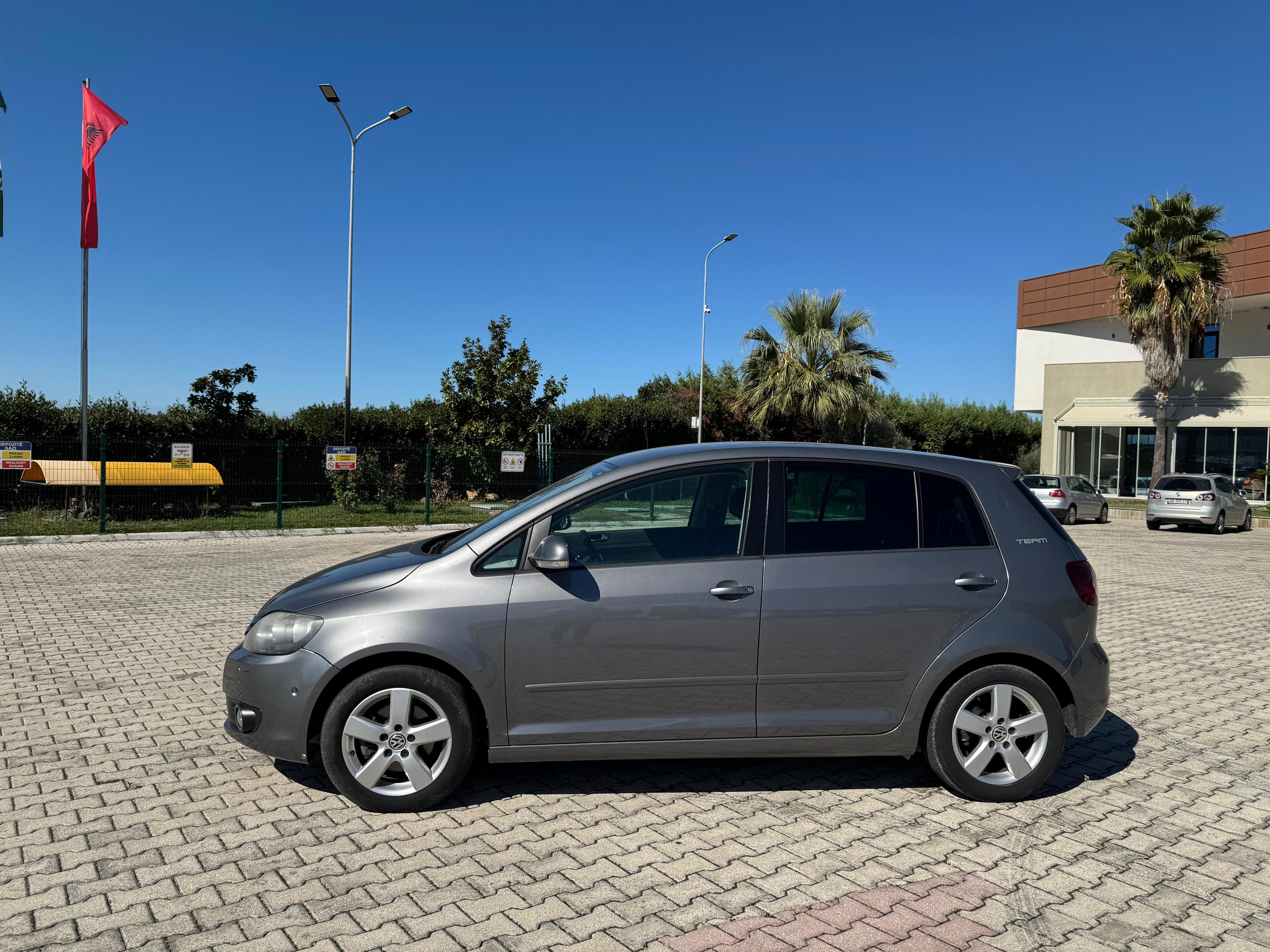 Volkswagen Golf Plus - side view