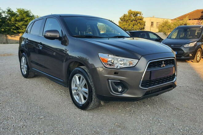 Mitsubishi Outlander Sport - side view