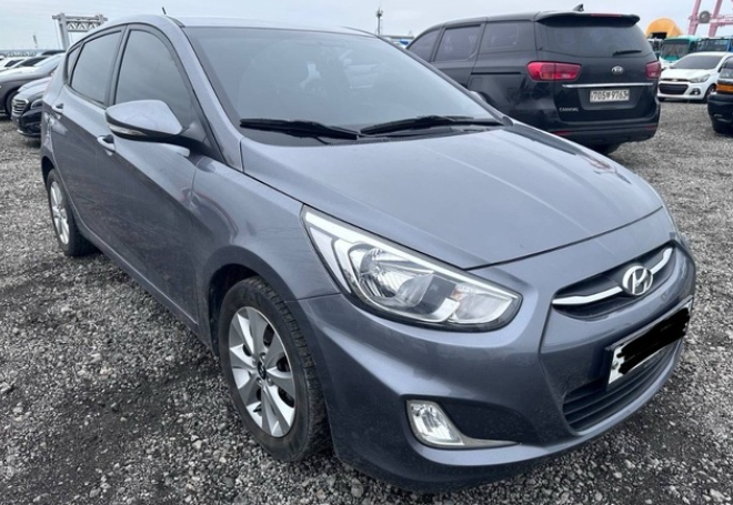 Hyundai Accent - side view