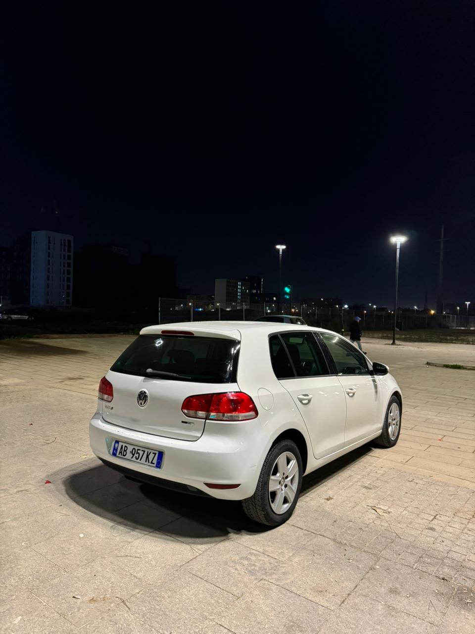 Volkswagen Golf - side view