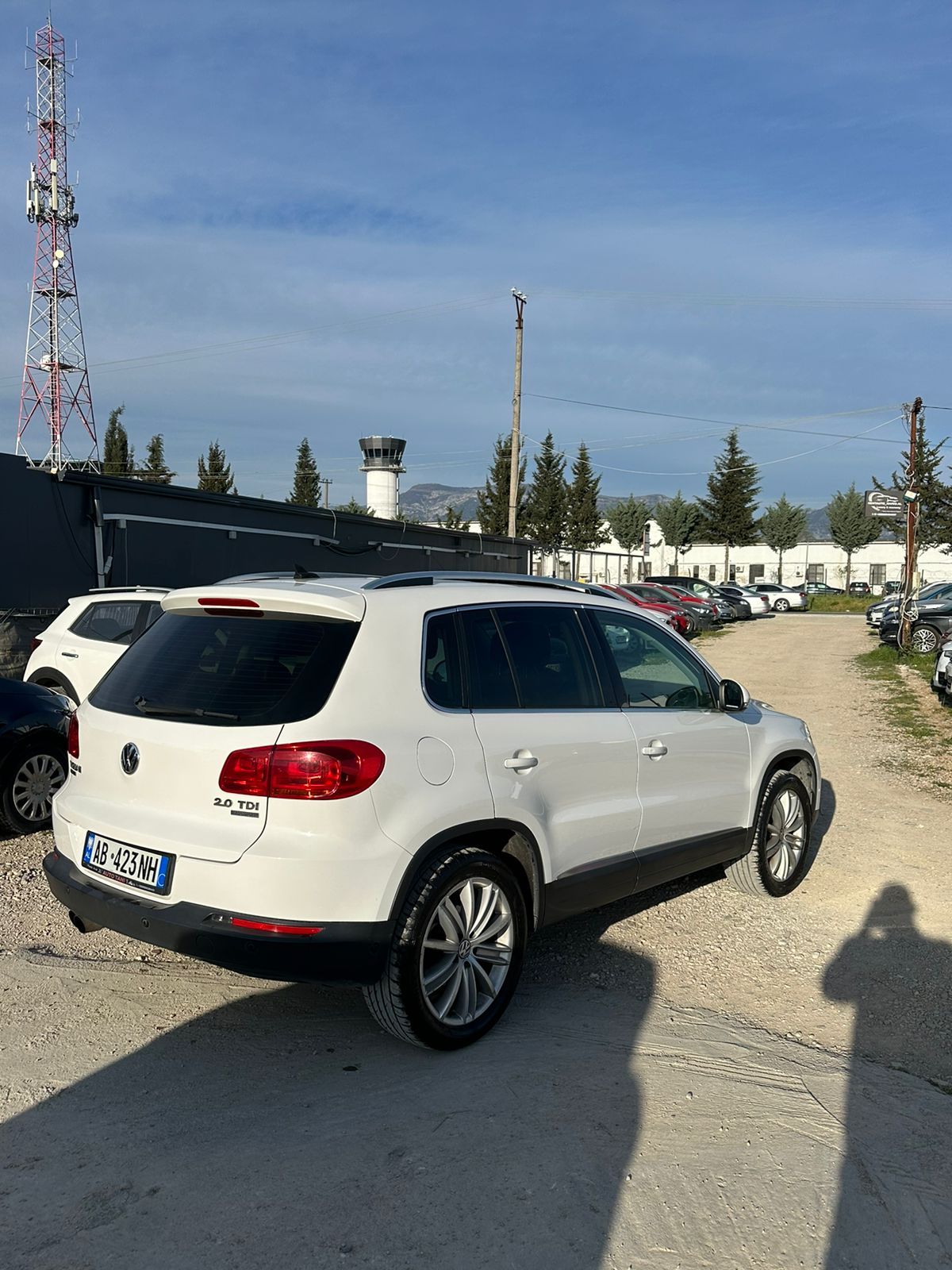Volkswagen Tiguan - side view