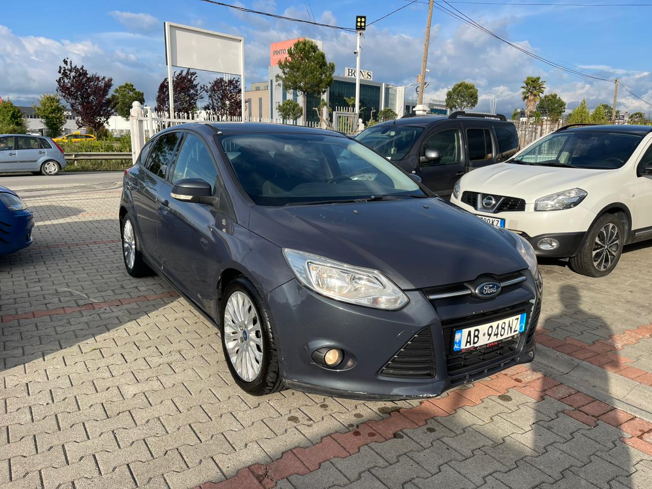 Ford Focus - side view