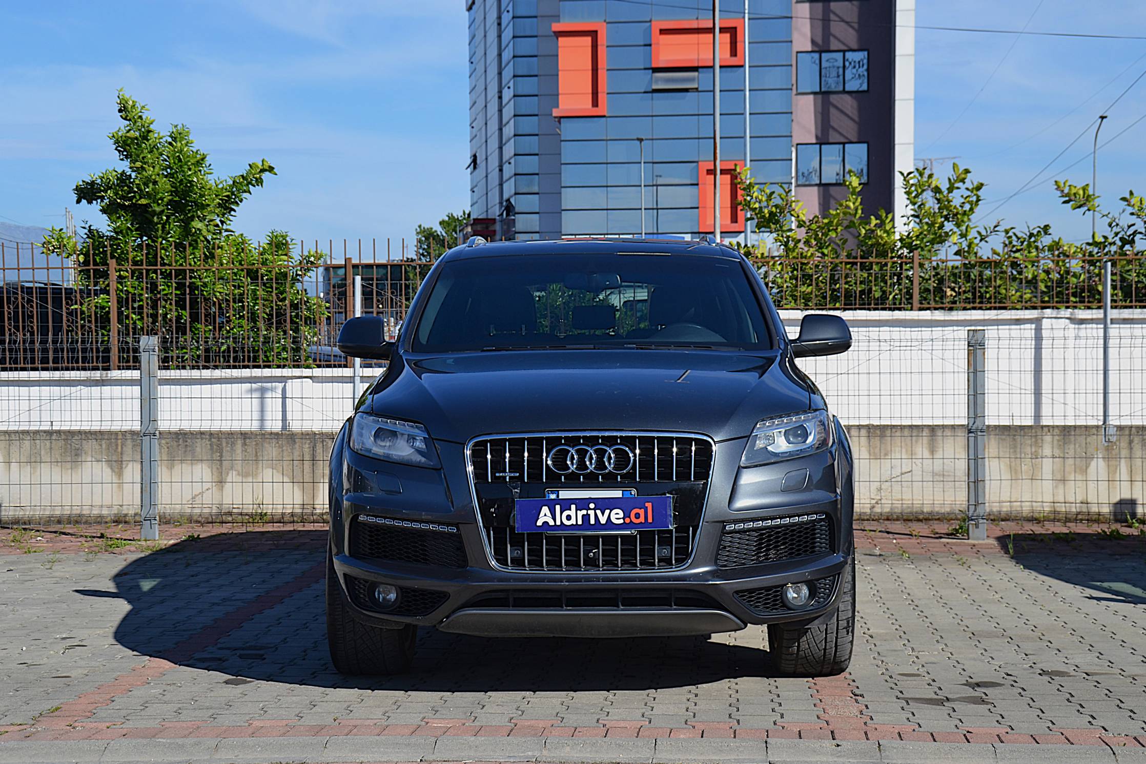 Audi Q7 - side view