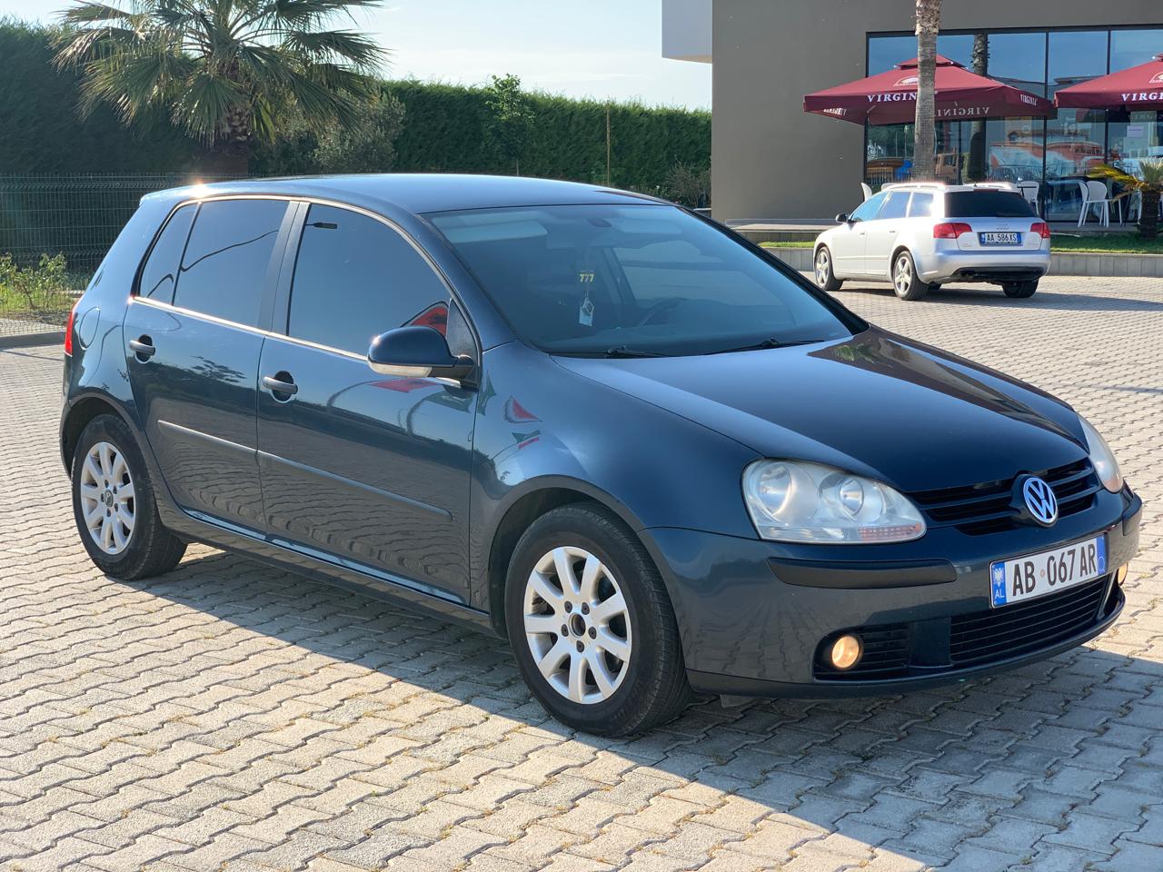 Volkswagen Golf - side view