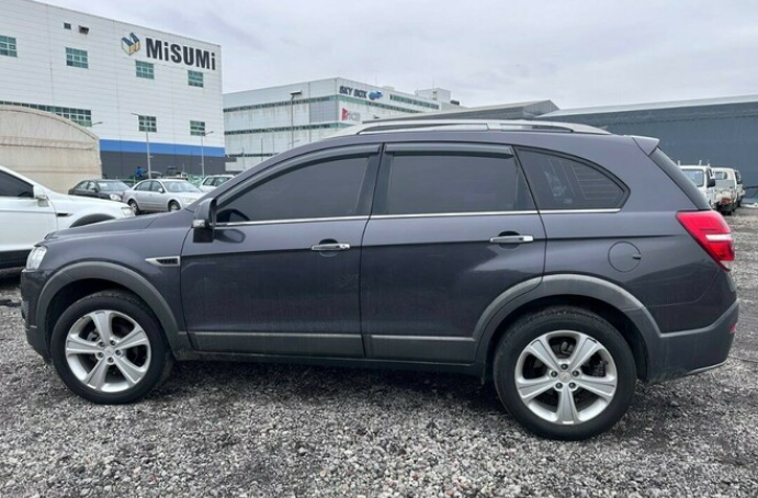 Chevrolet Captiva Sport - side view