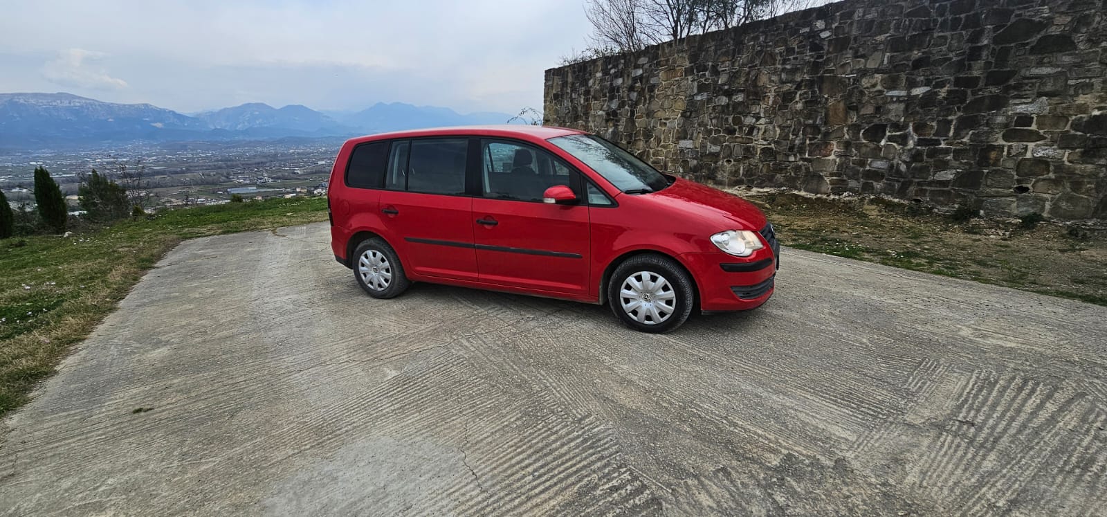Volkswagen Touran - side view