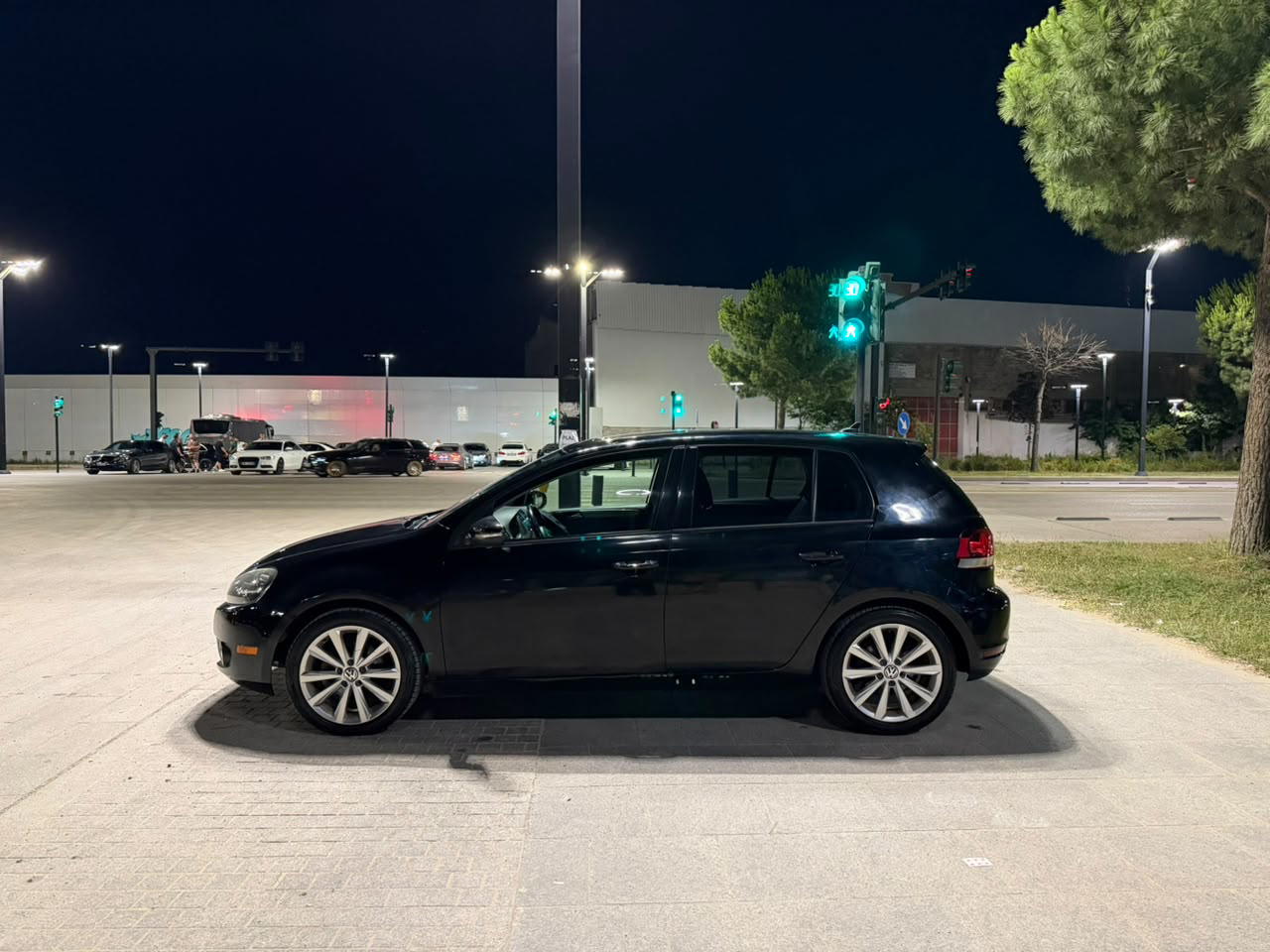 Volkswagen Golf - side view