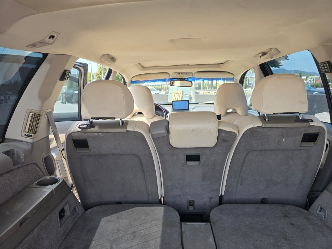 Volvo XC90 - side view