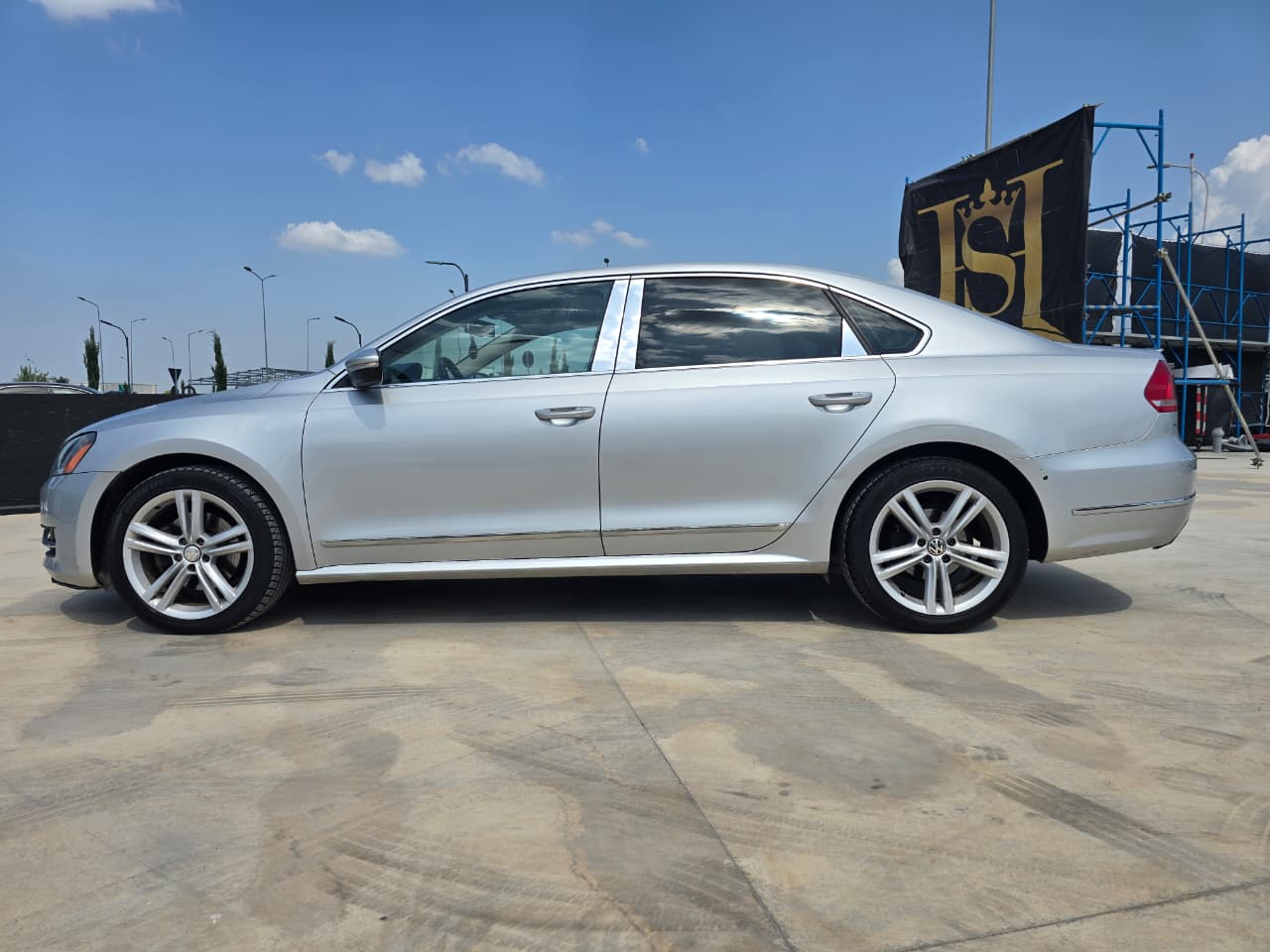 Volkswagen Passat - side view