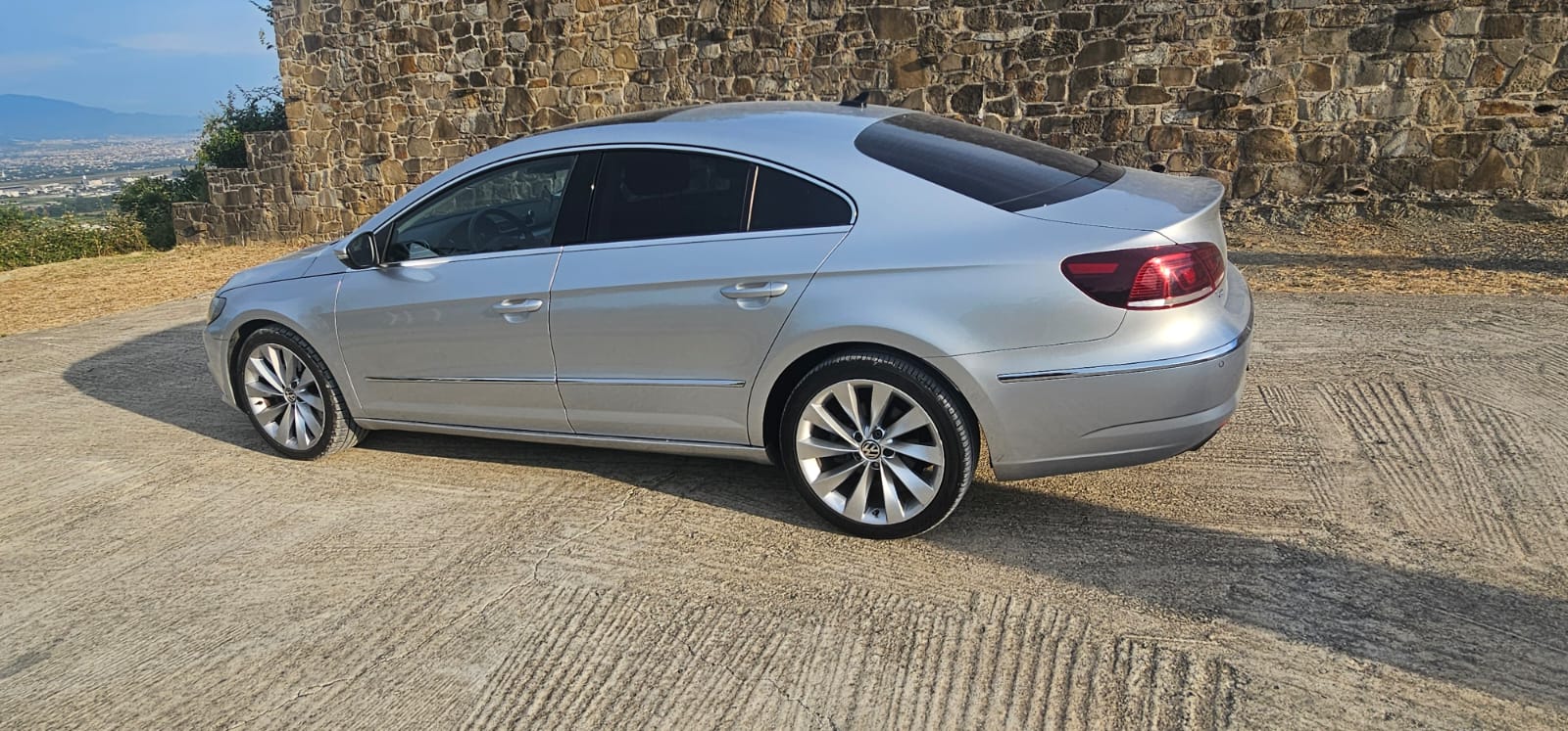 Volkswagen Passat - side view