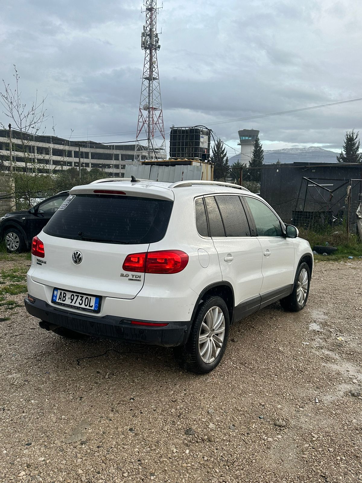 Volkswagen Tiguan - side view