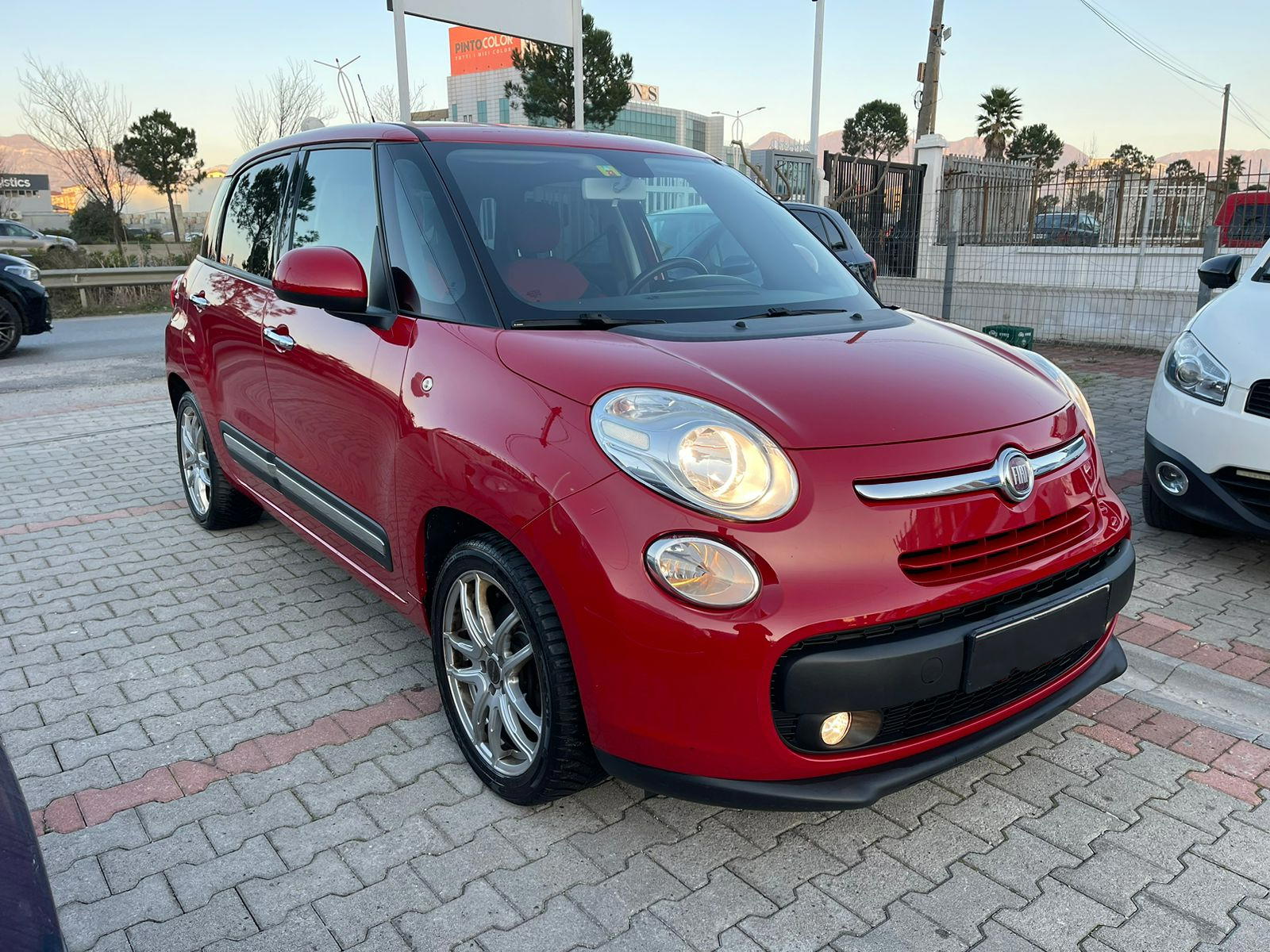 FIAT 500L - side view