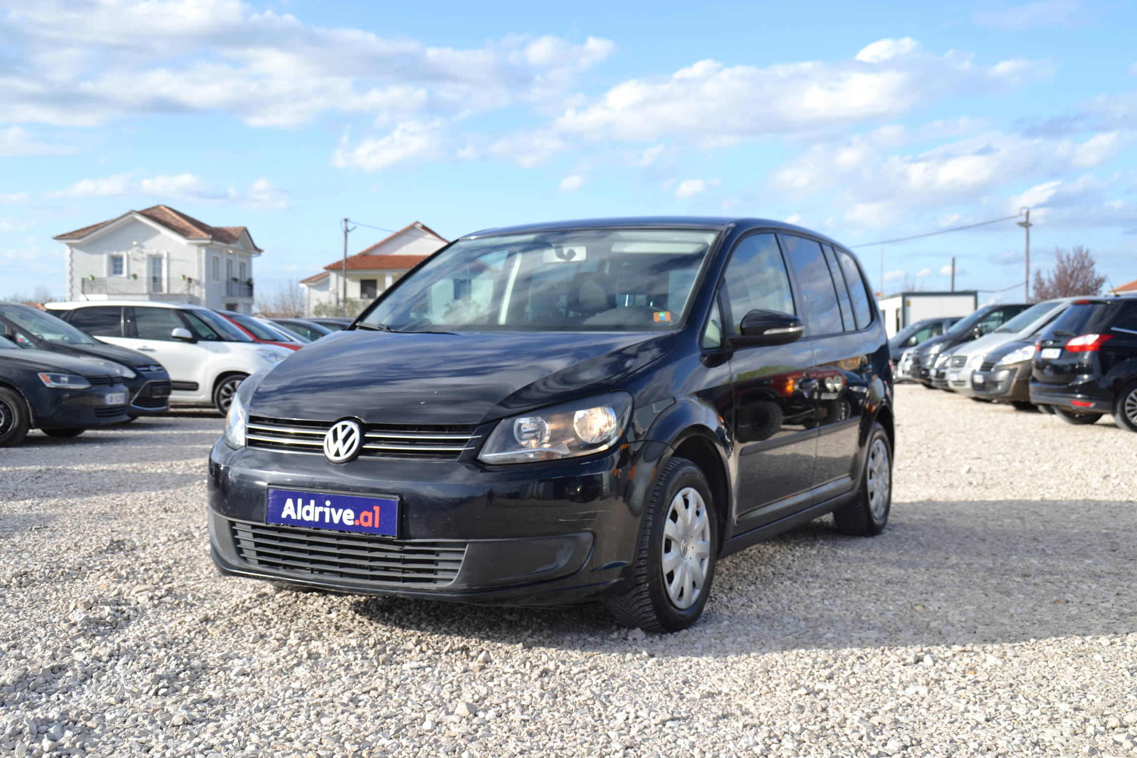 Volkswagen Touran - main photo