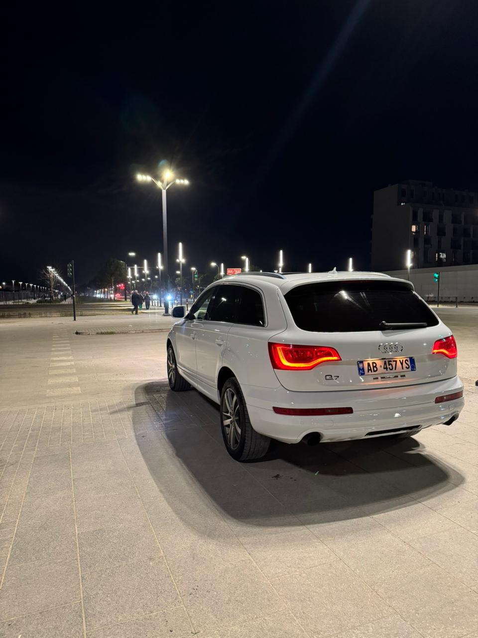 Audi Q7 - side view