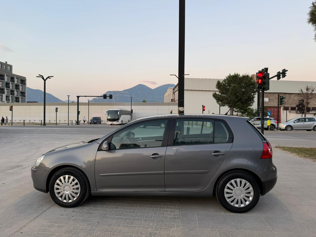 Volkswagen Golf - side view