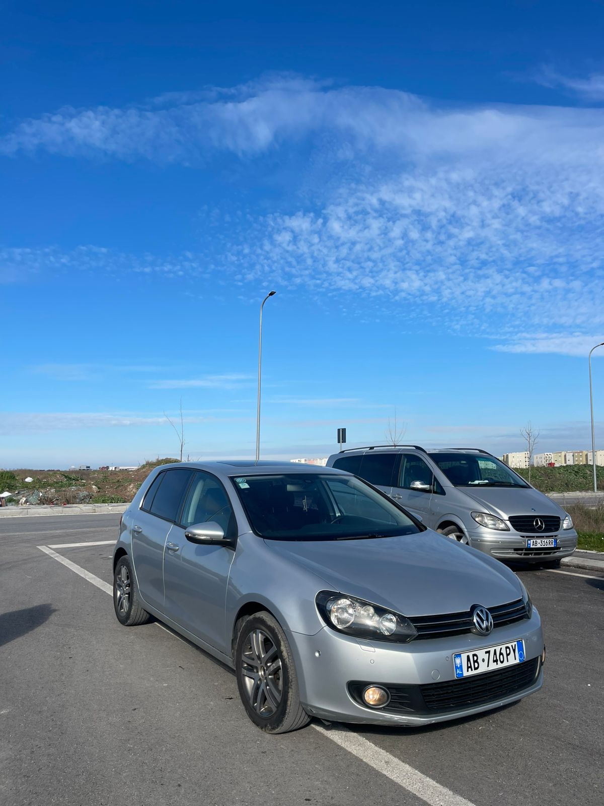 Volkswagen Golf - side view