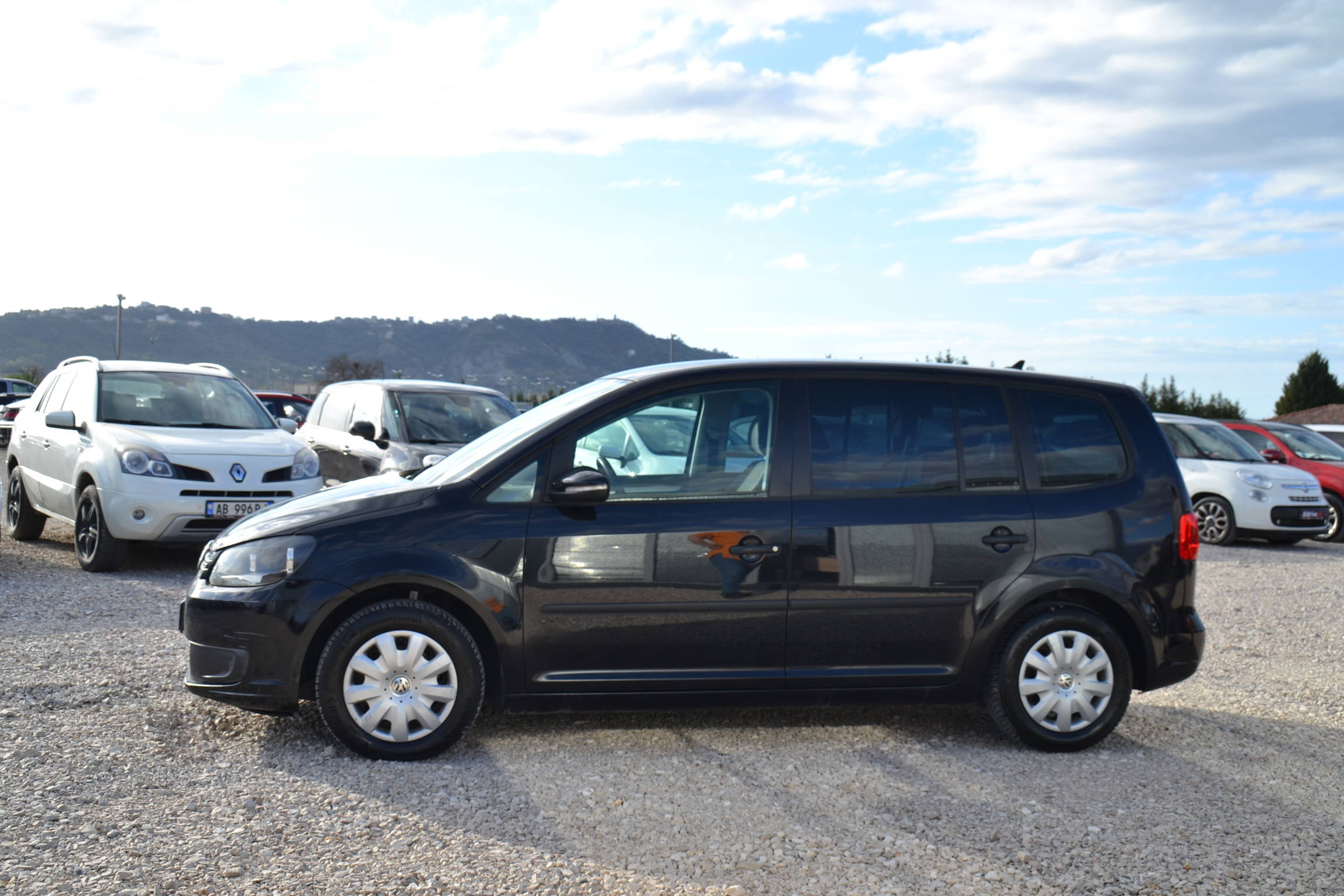 Volkswagen Touran - side view