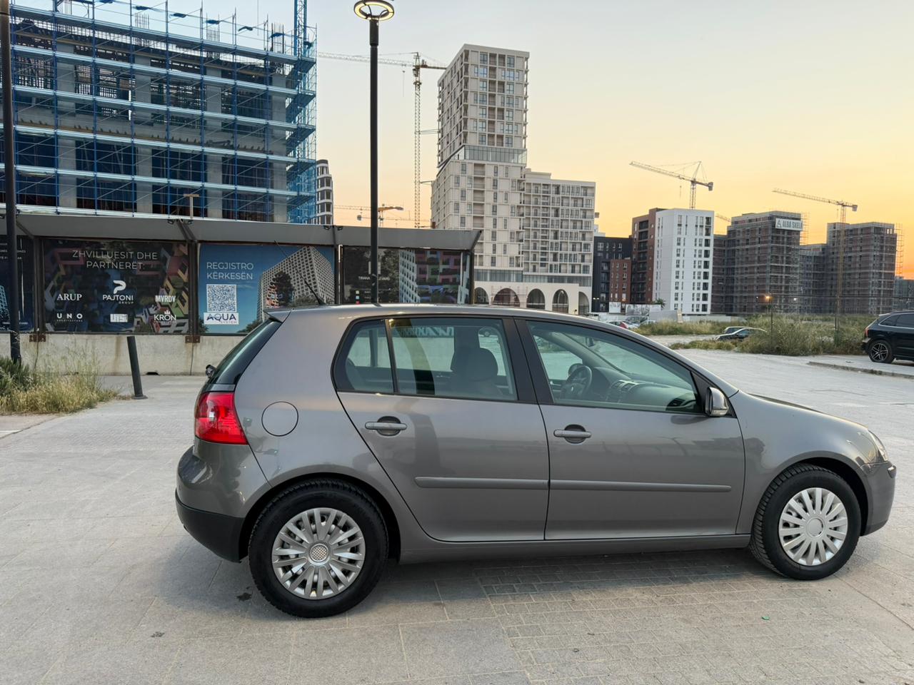 Volkswagen Golf - side view