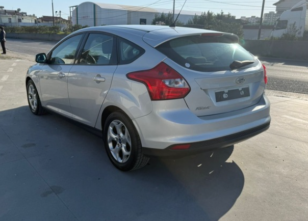 Ford Focus - side view