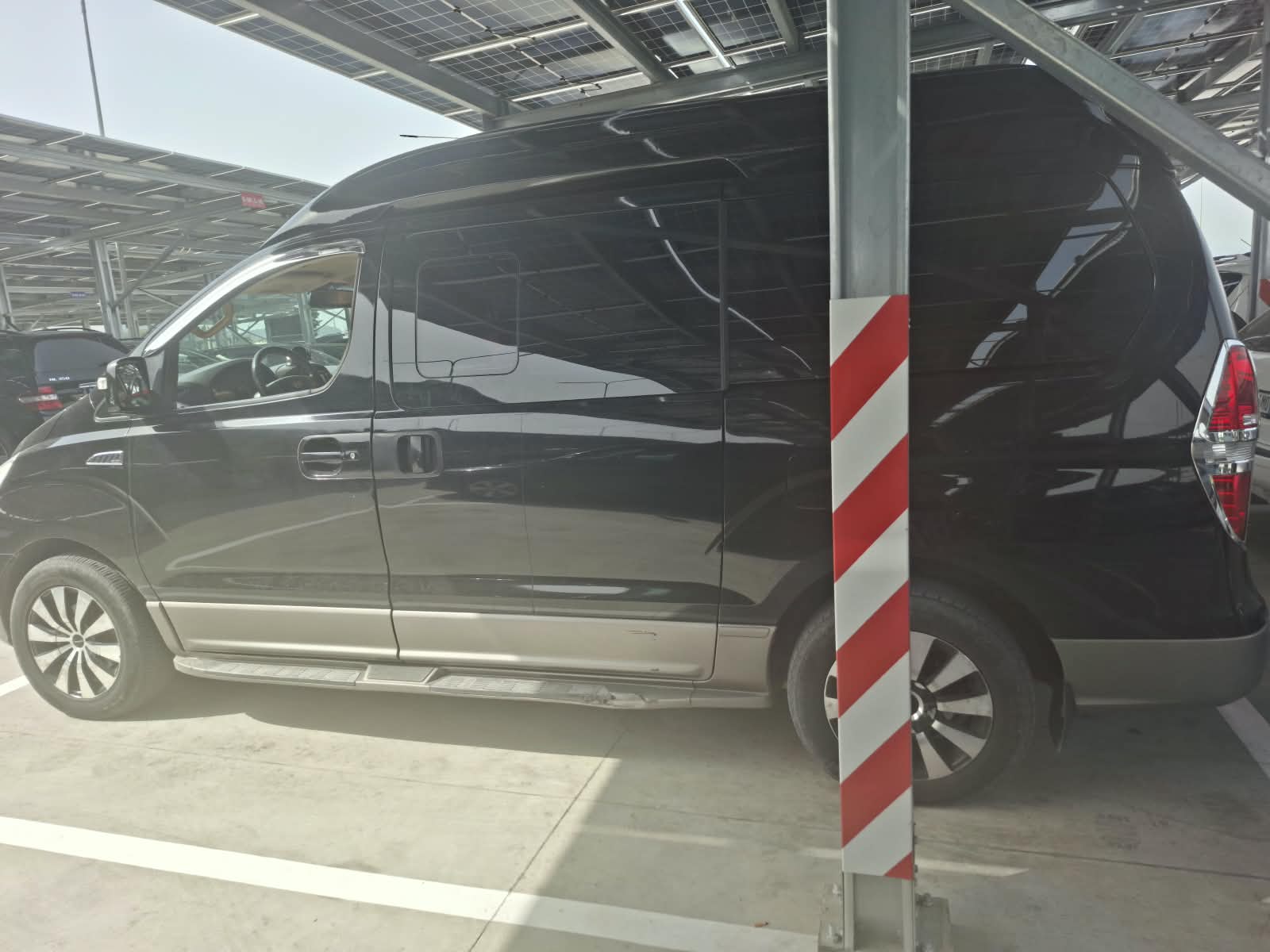 Hyundai Starex - side view