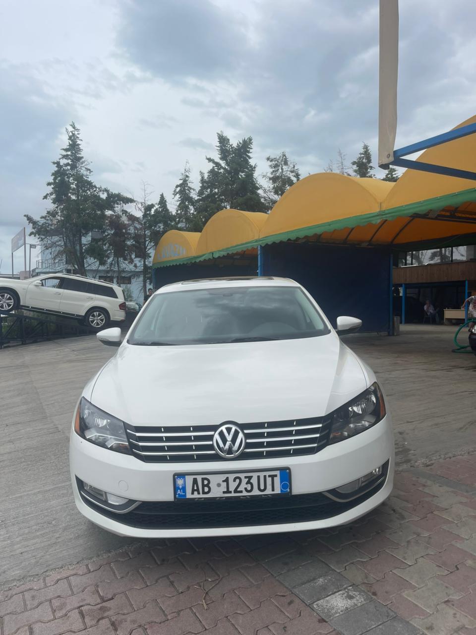 Volkswagen Passat - side view