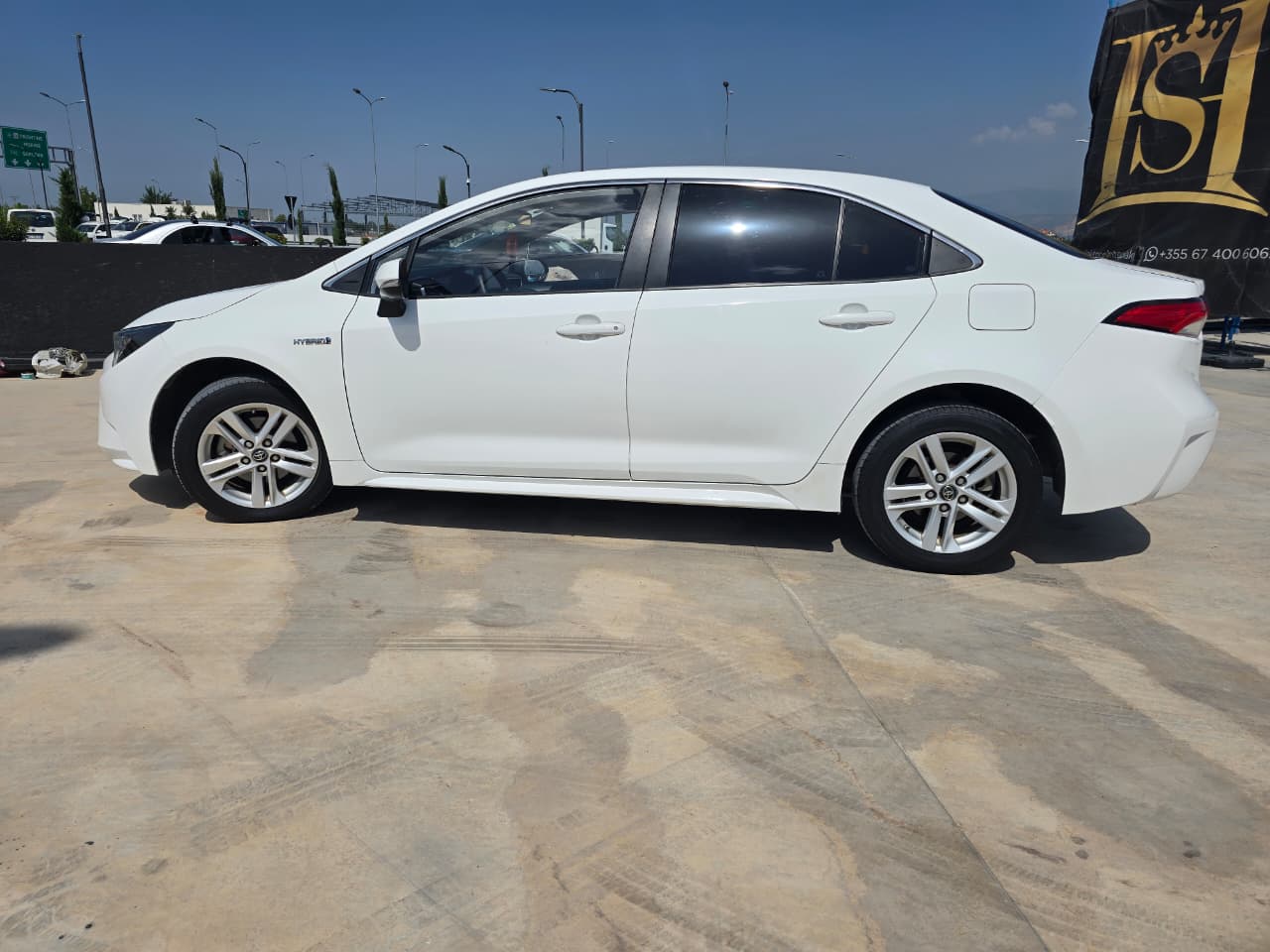 Toyota Camry Hybrid RentX Albania