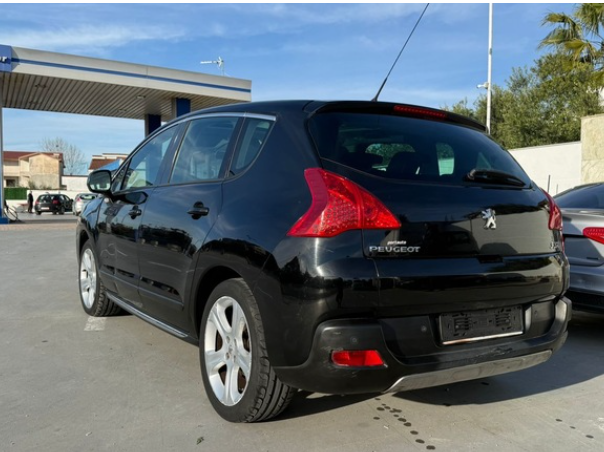 Peugeot 3008 - side view