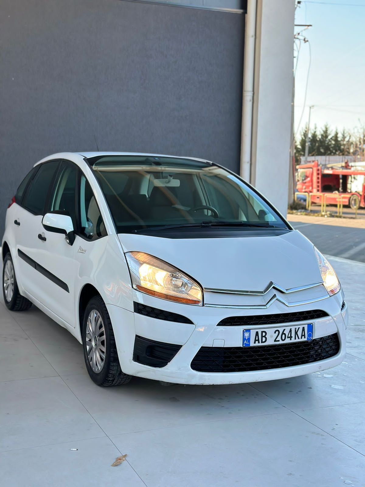 Citroen C4 Picasso - side view