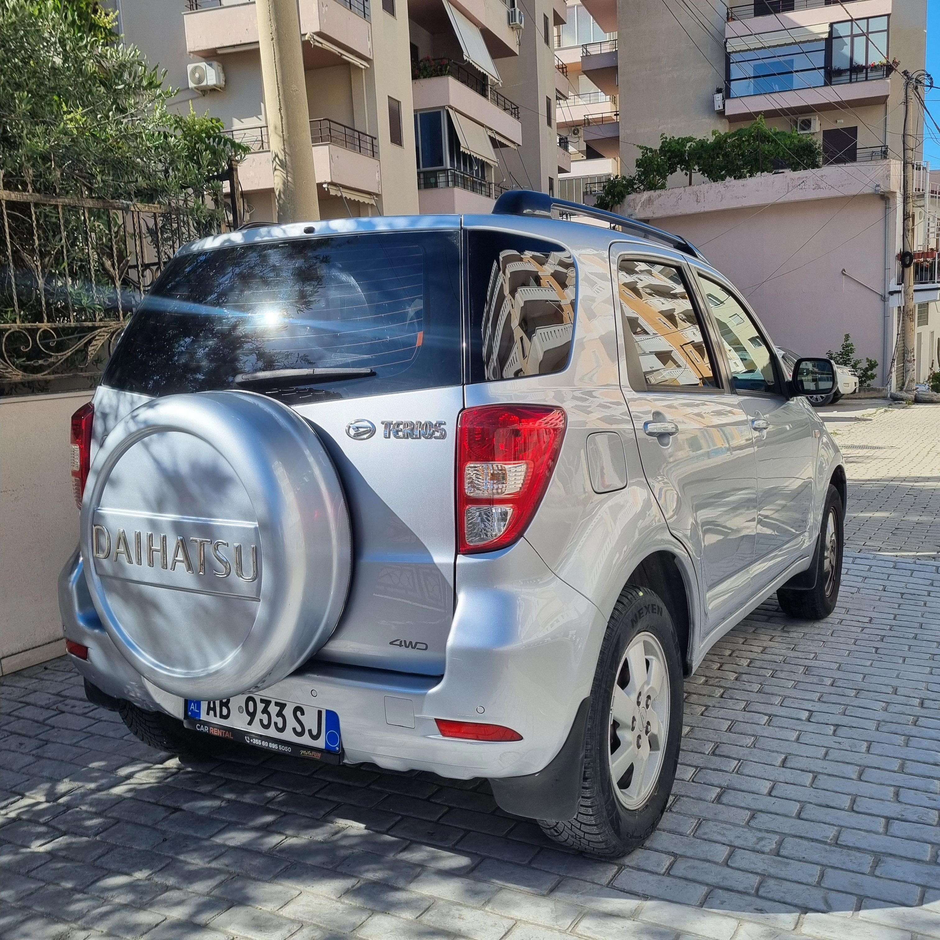 Daihatsu Rocky - side view