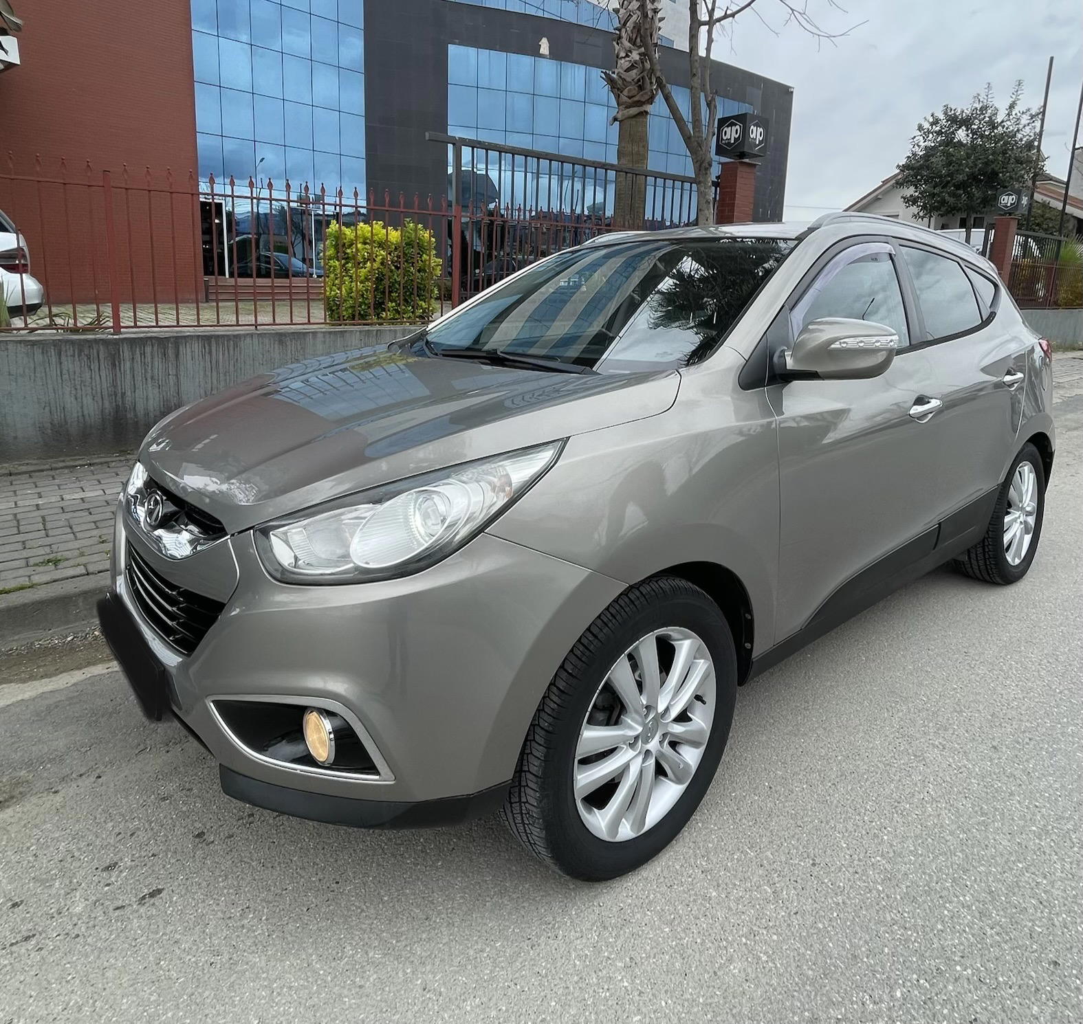 Hyundai Tucson - side view