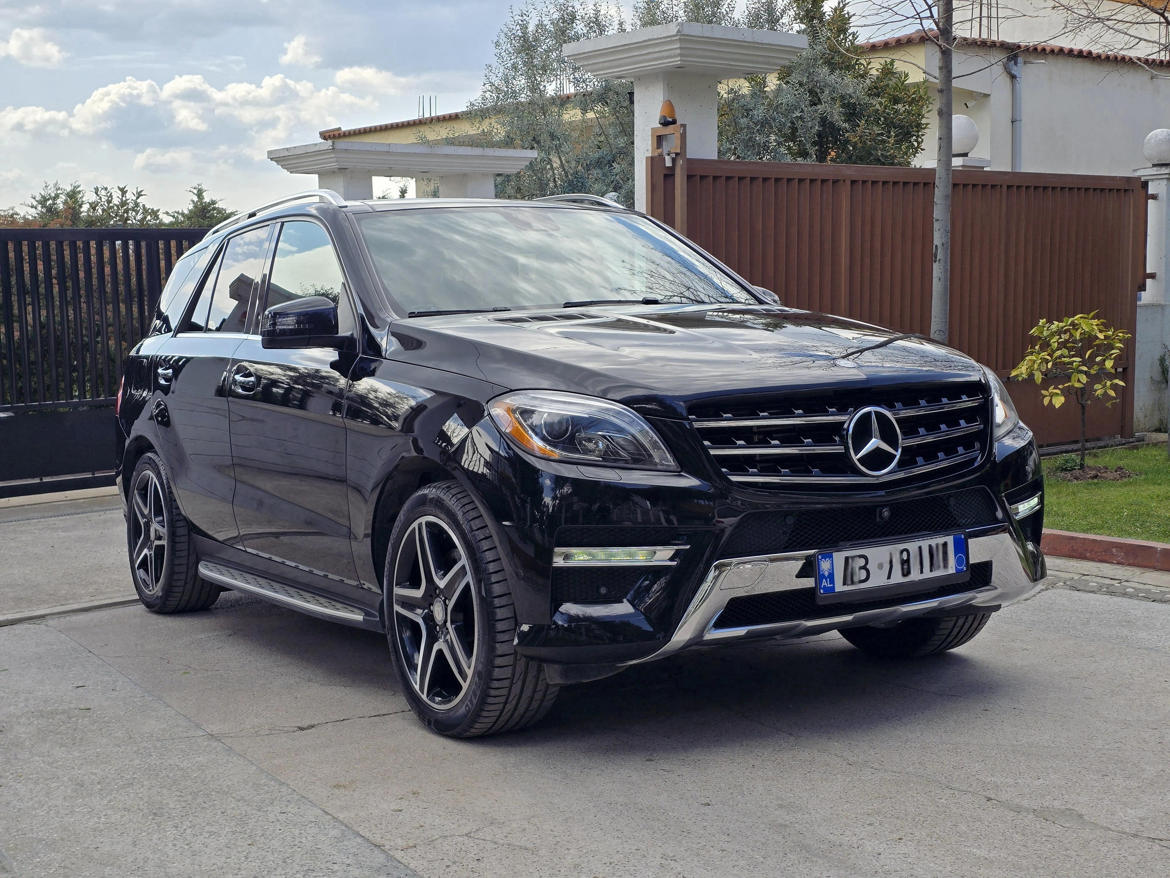 Mercedes-Benz ML Class - side view