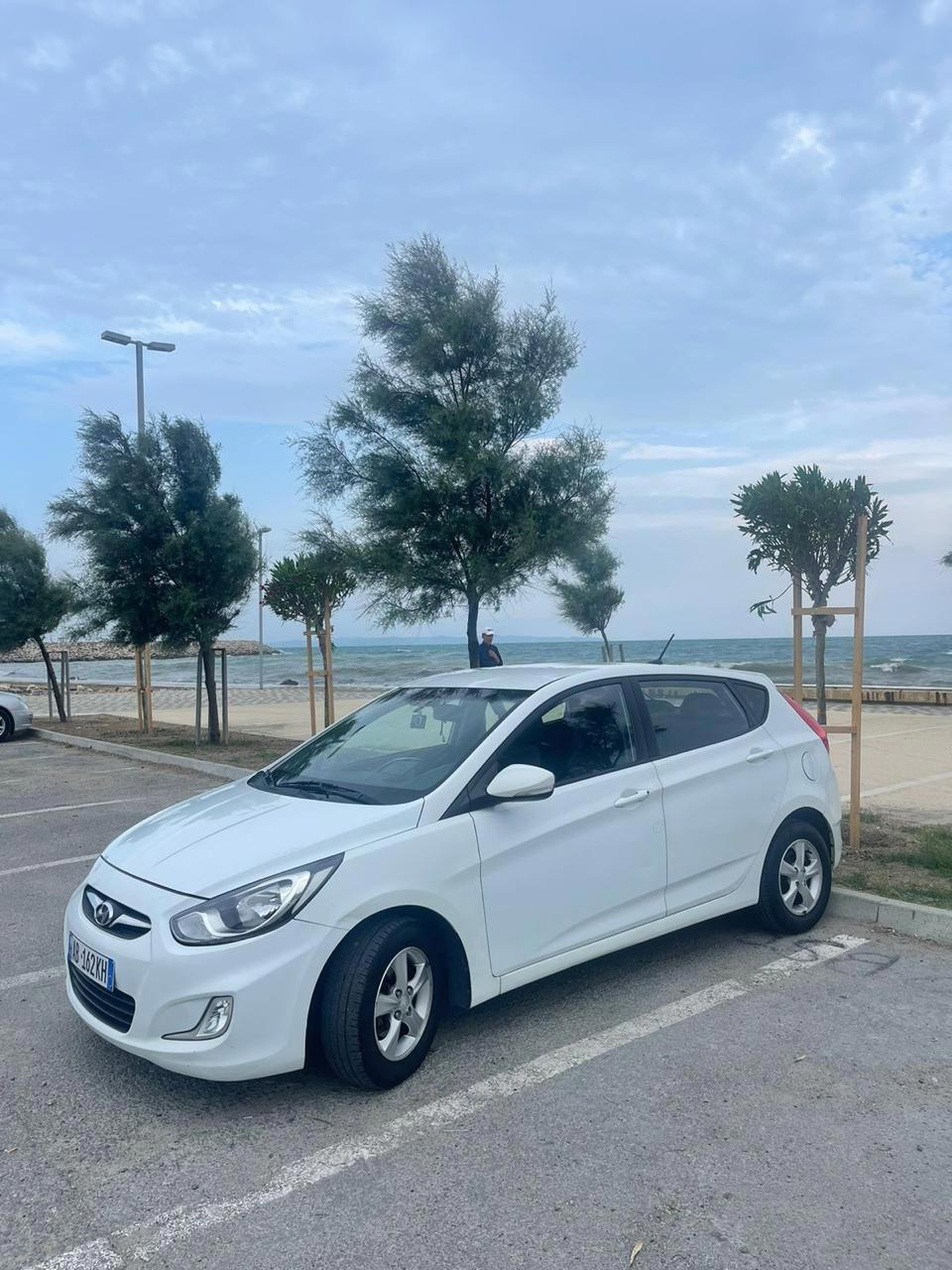 Hyundai Accent - side view