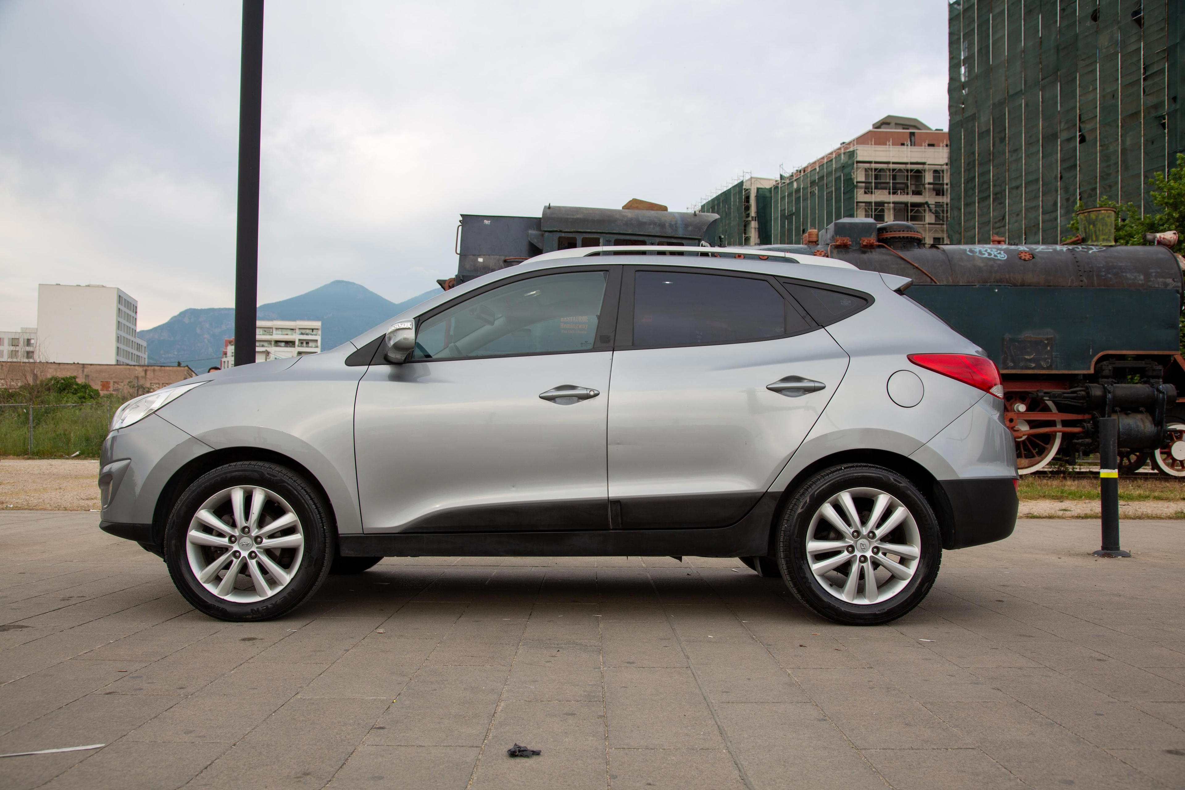 Hyundai Tucson - side view