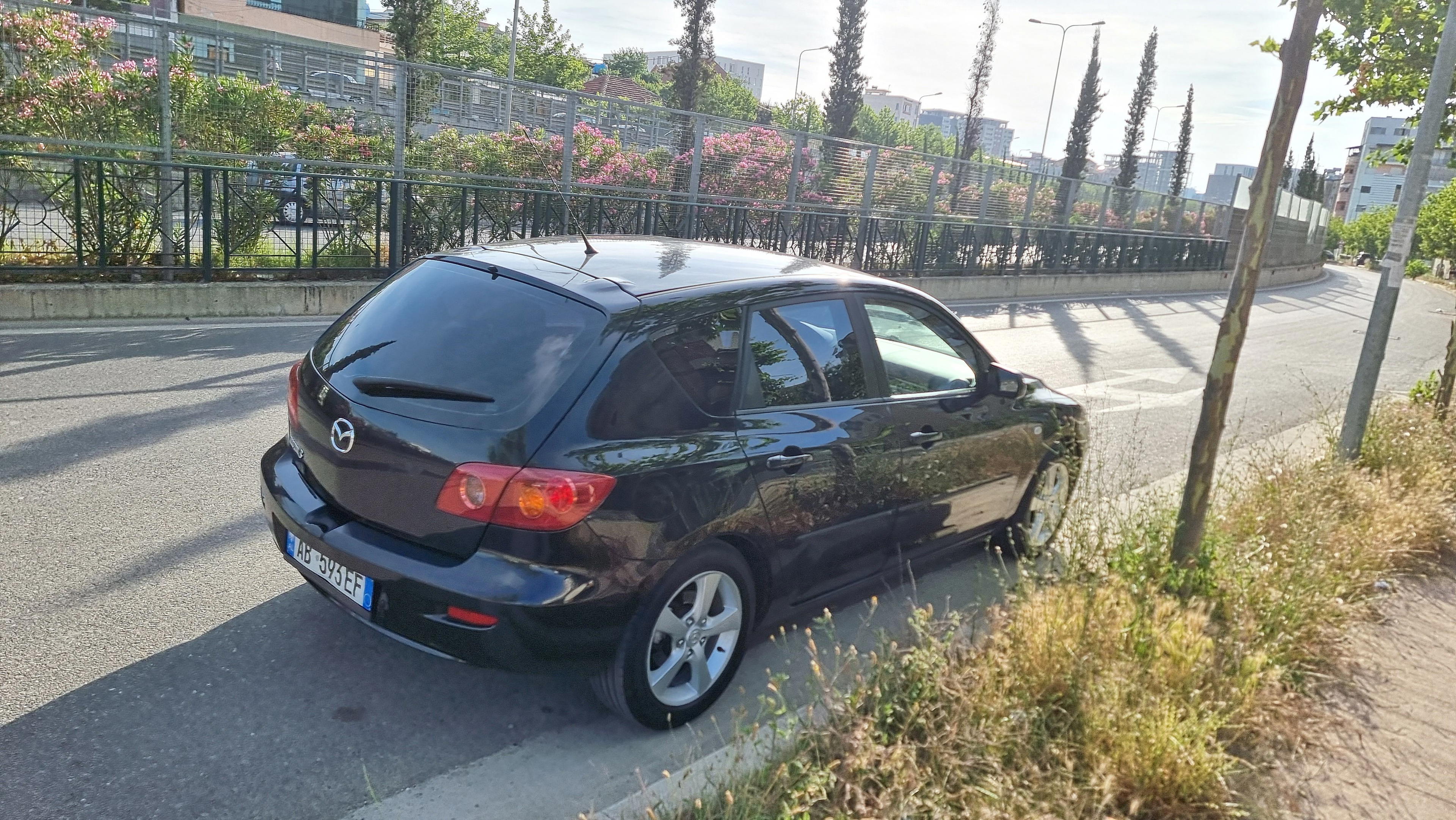 MAZDA MAZDA3 - side view