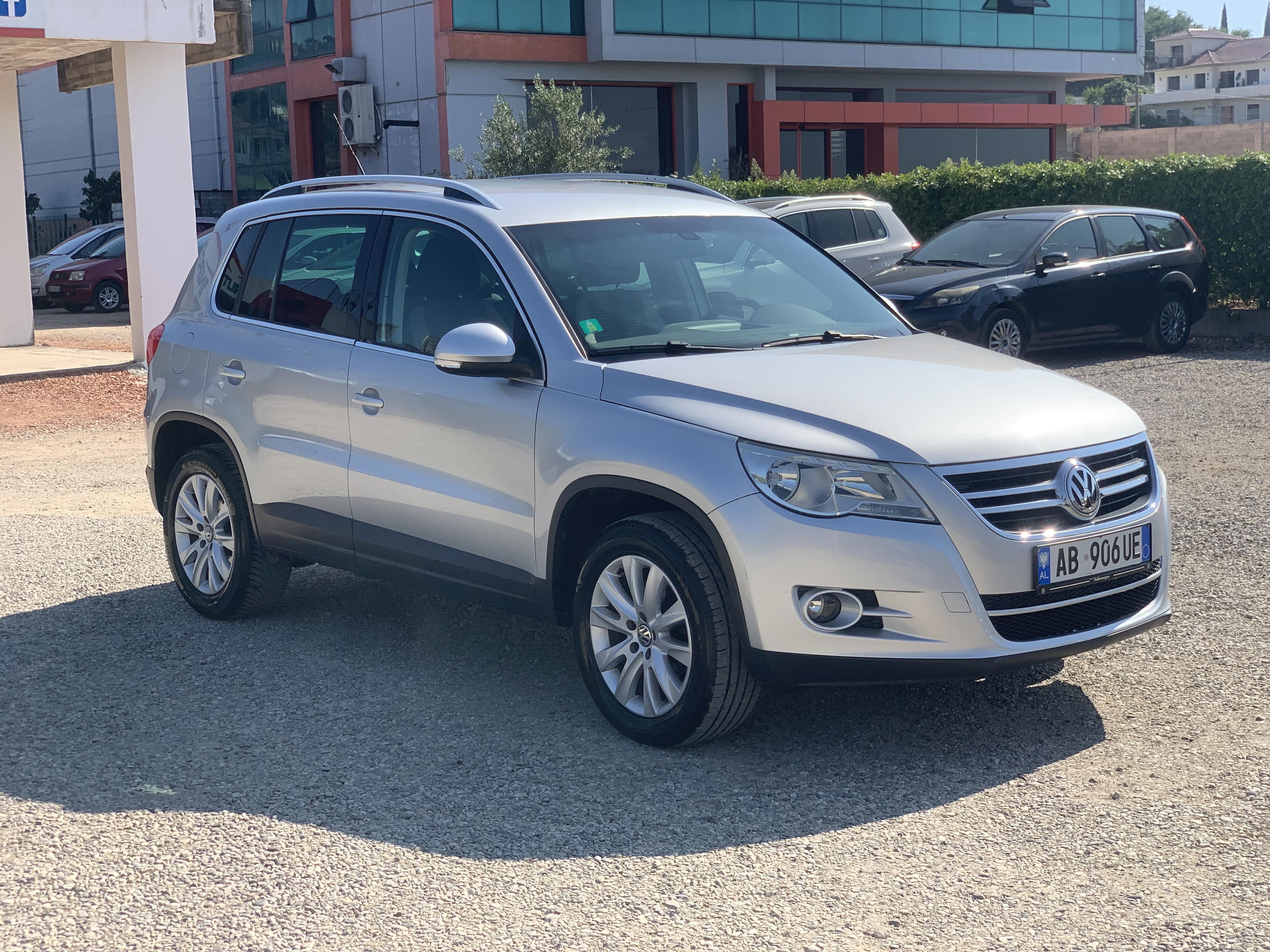 Volkswagen Tiguan - side view