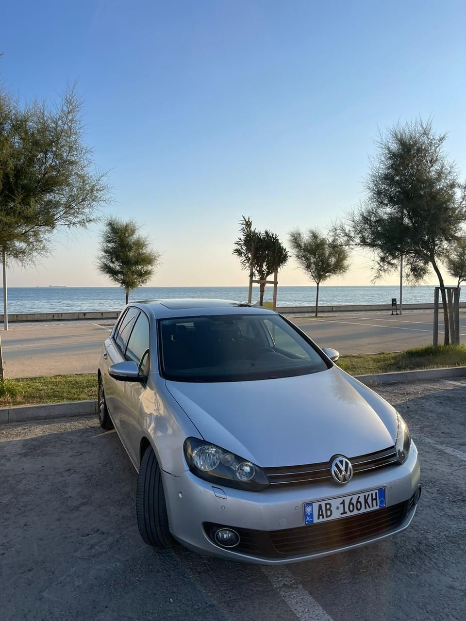 Volkswagen Golf - side view