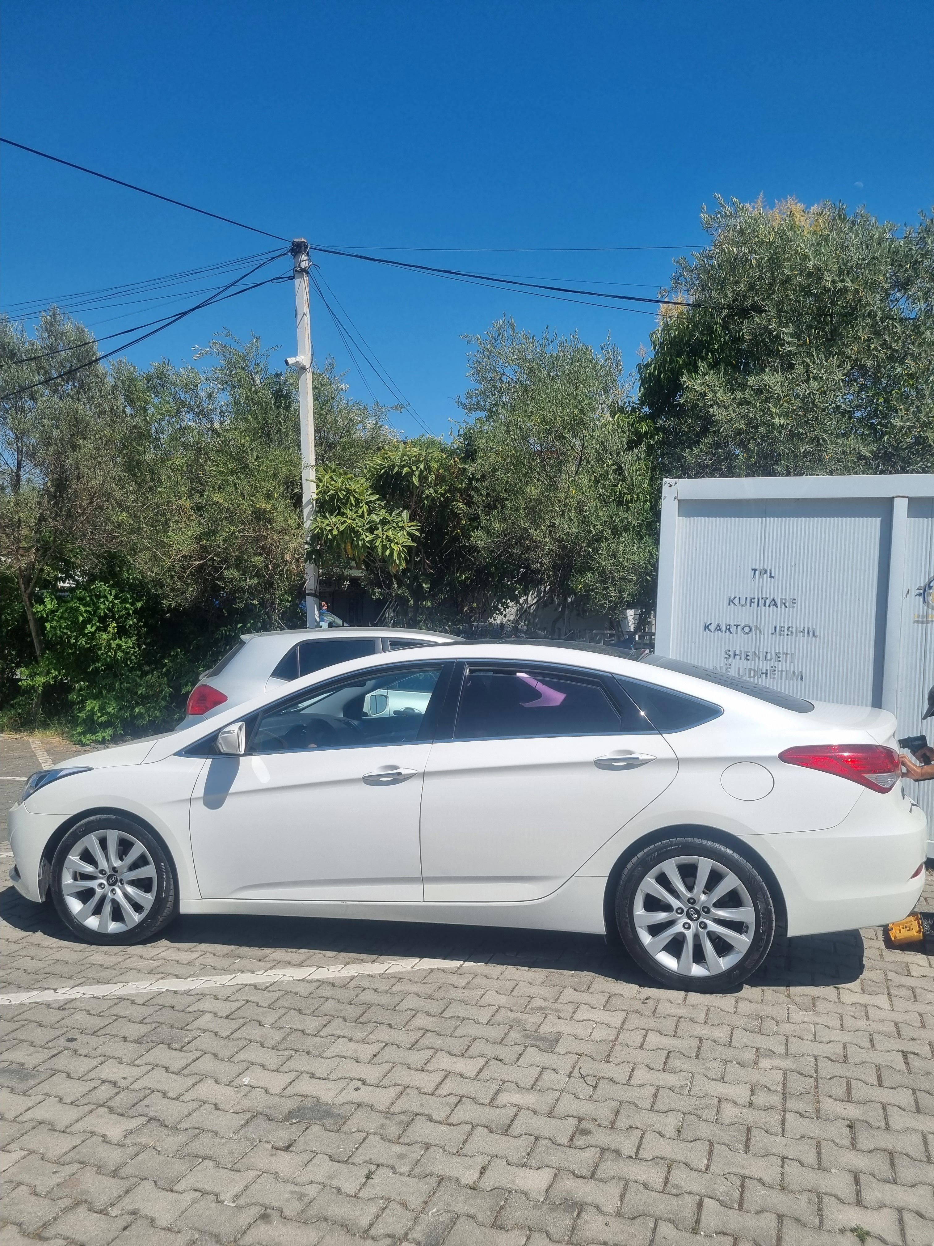 Hyundai I40 - side view