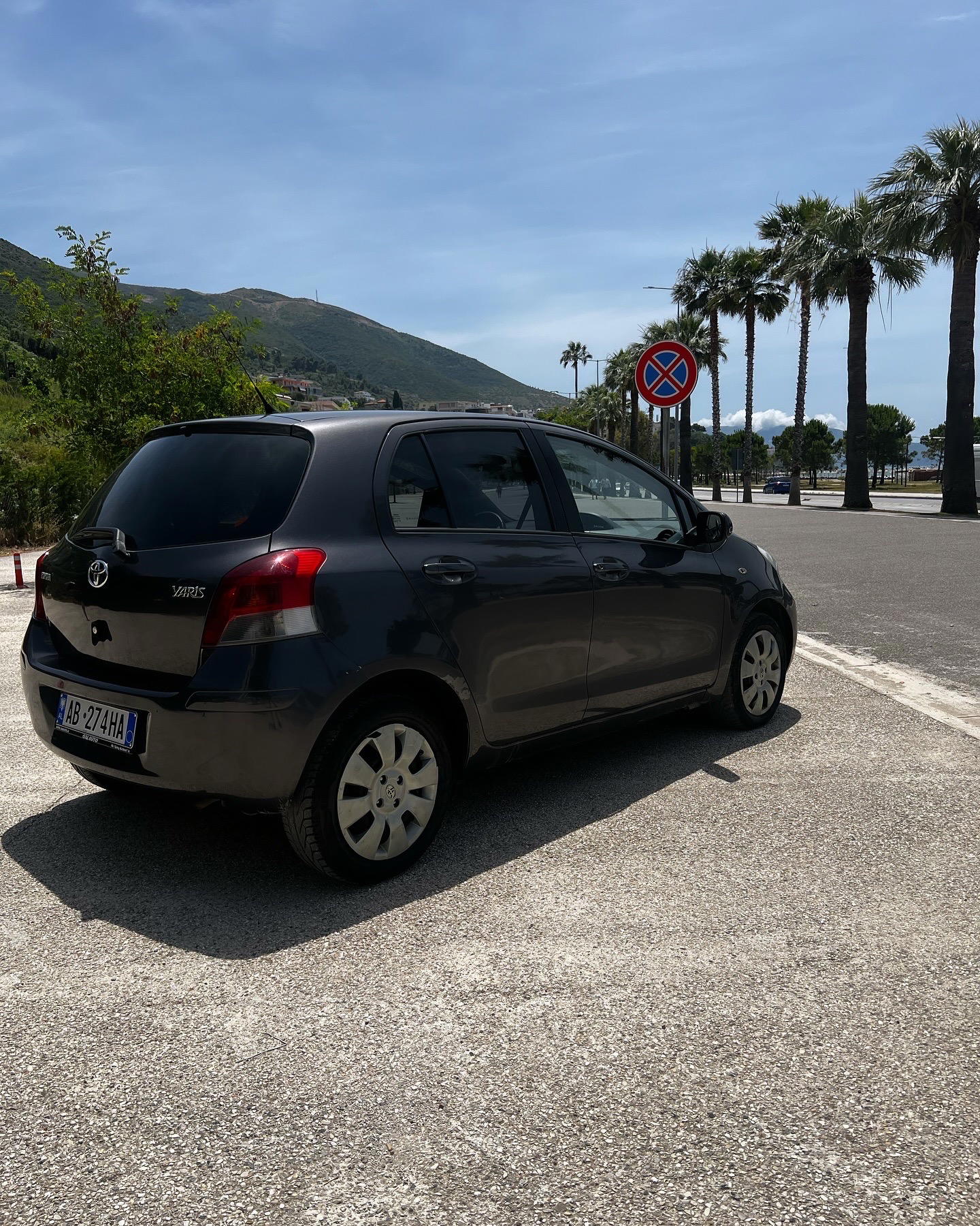 Toyota Yaris iA - side view