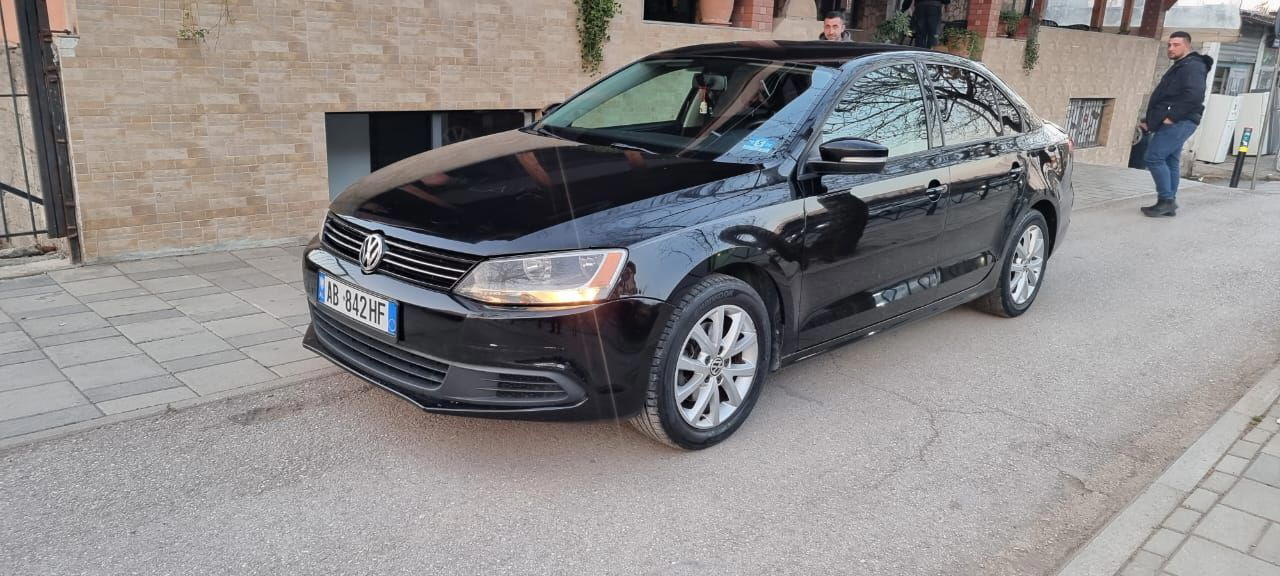 Volkswagen Jetta - side view