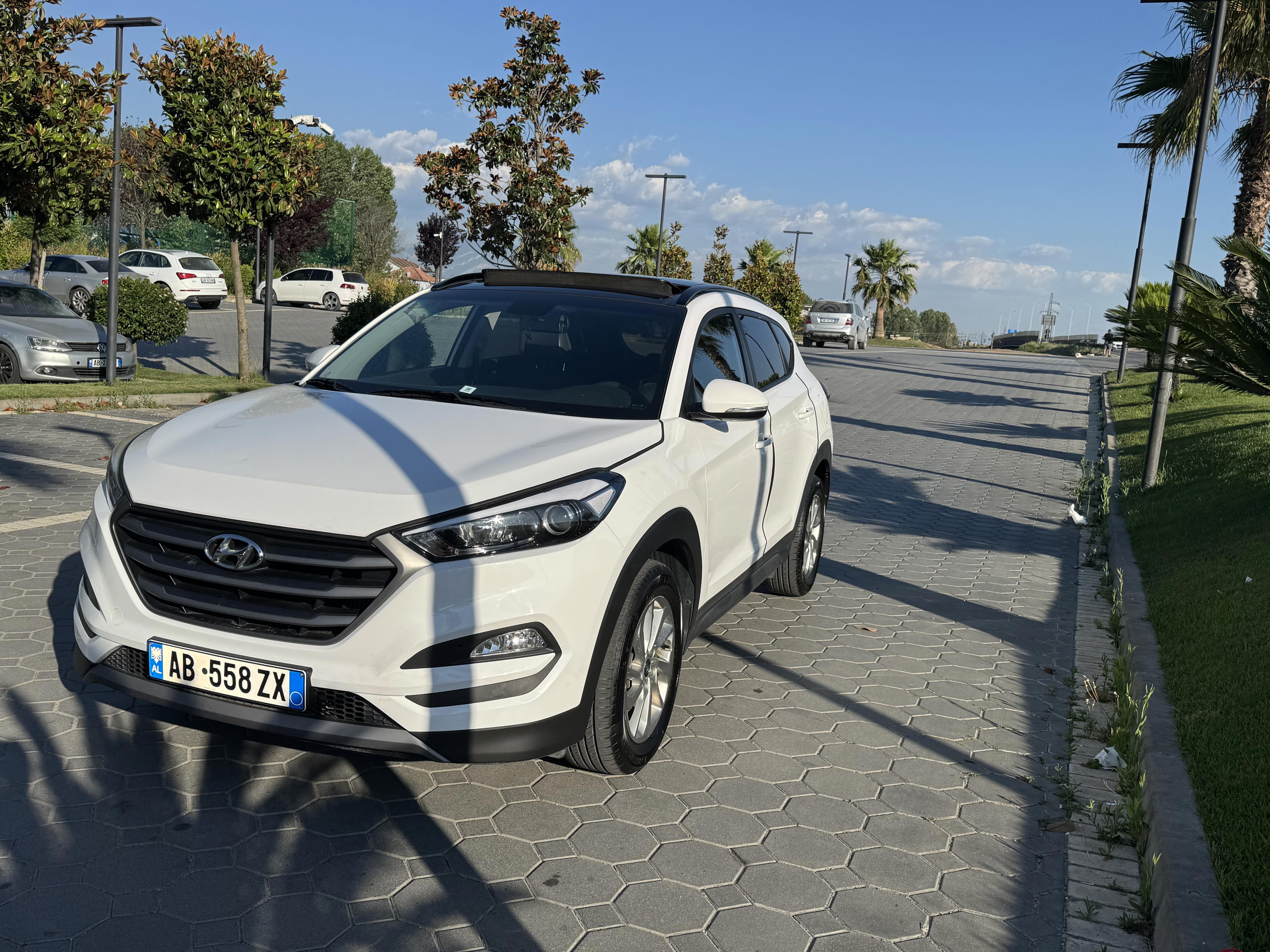 Hyundai Tucson - side view