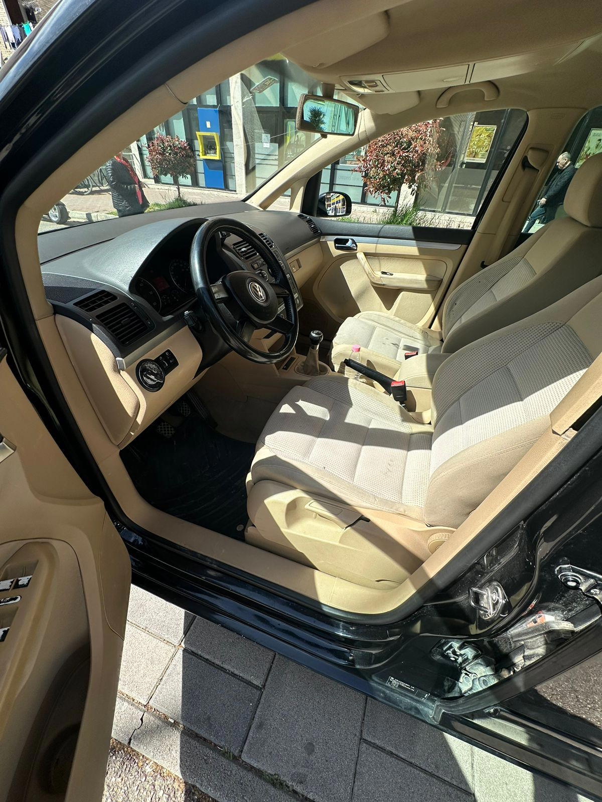 Volkswagen Touran - main photo