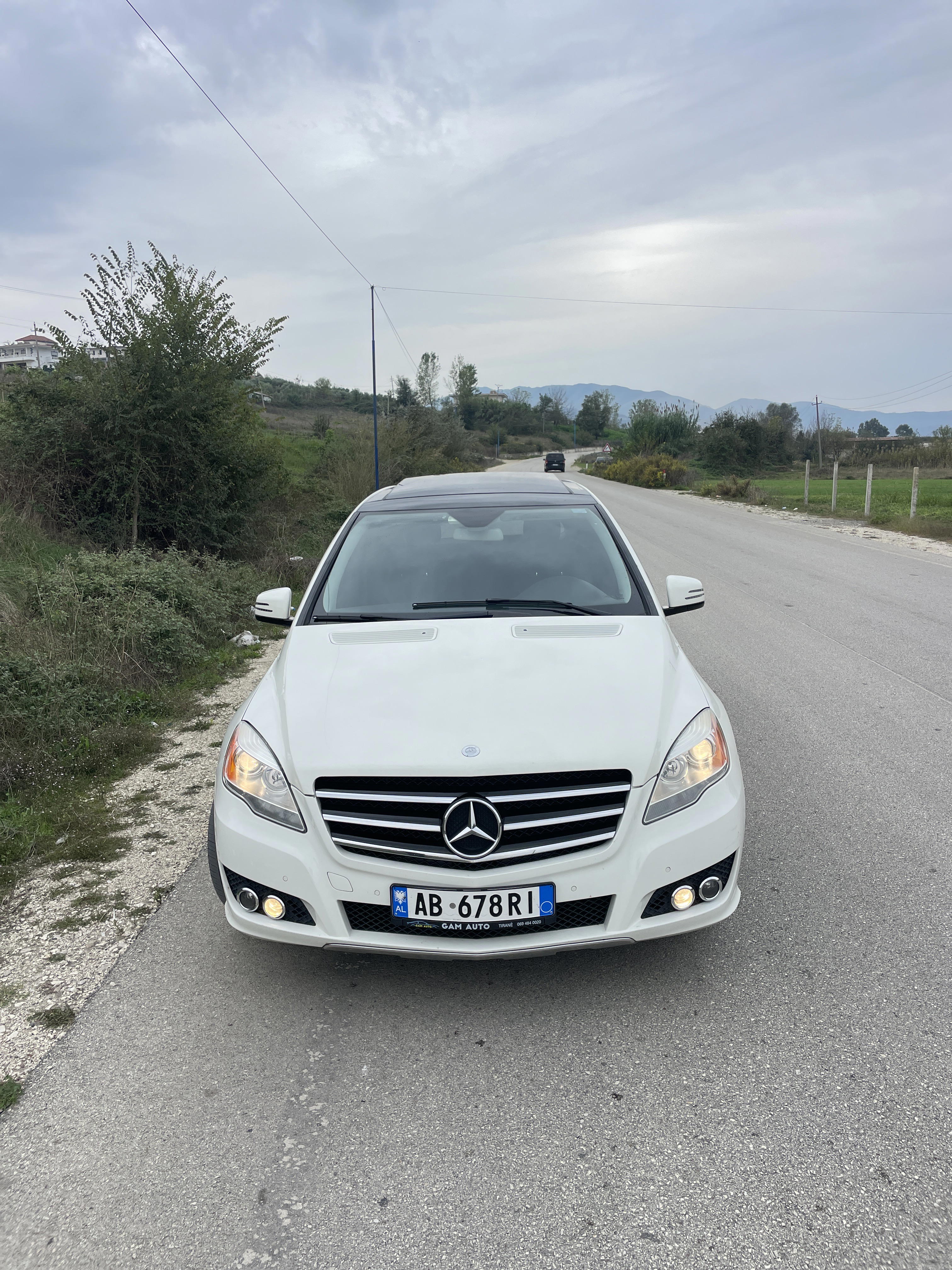 Mercedes-Benz R-Class - side view
