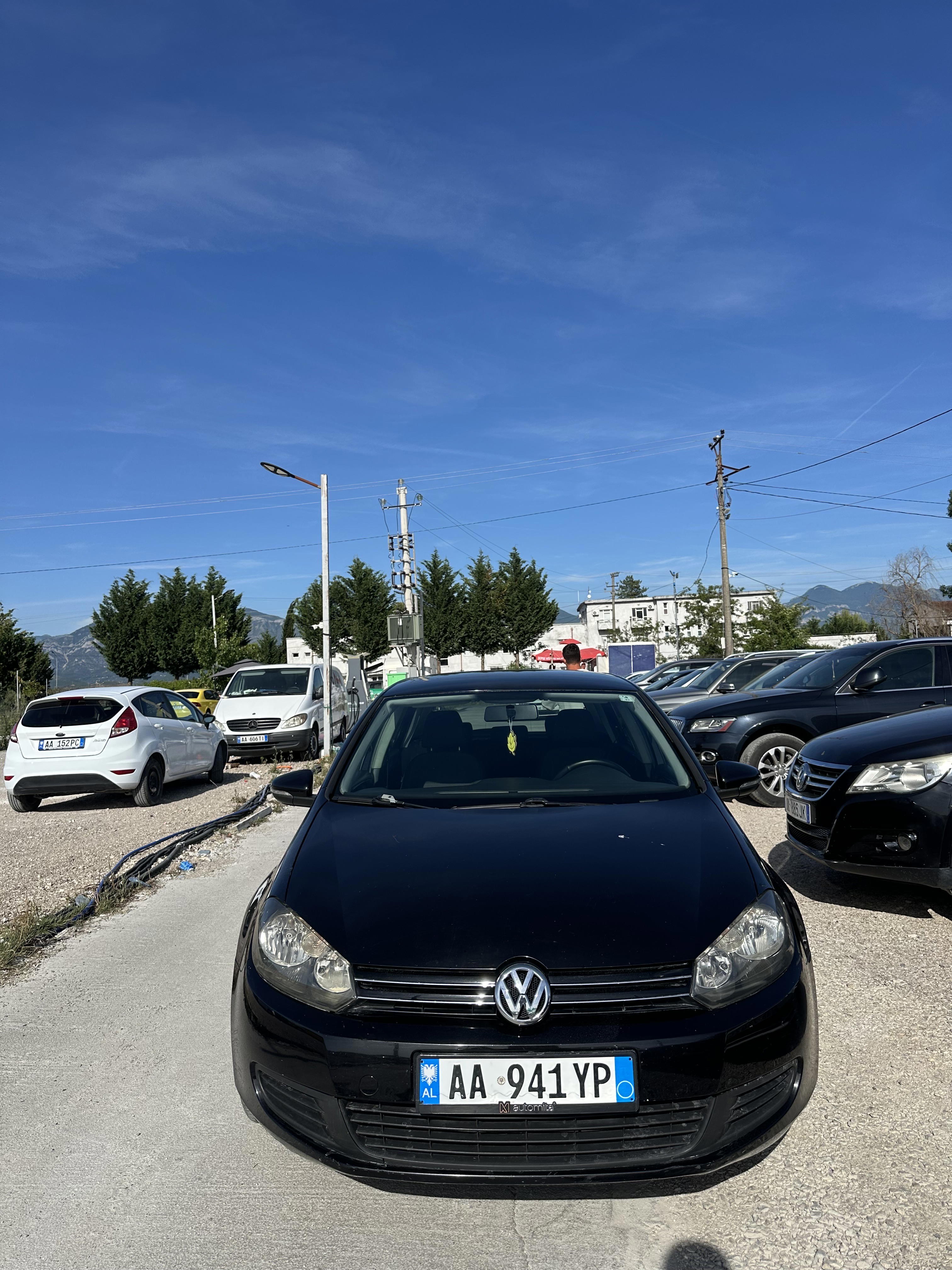 Volkswagen Golf - side view